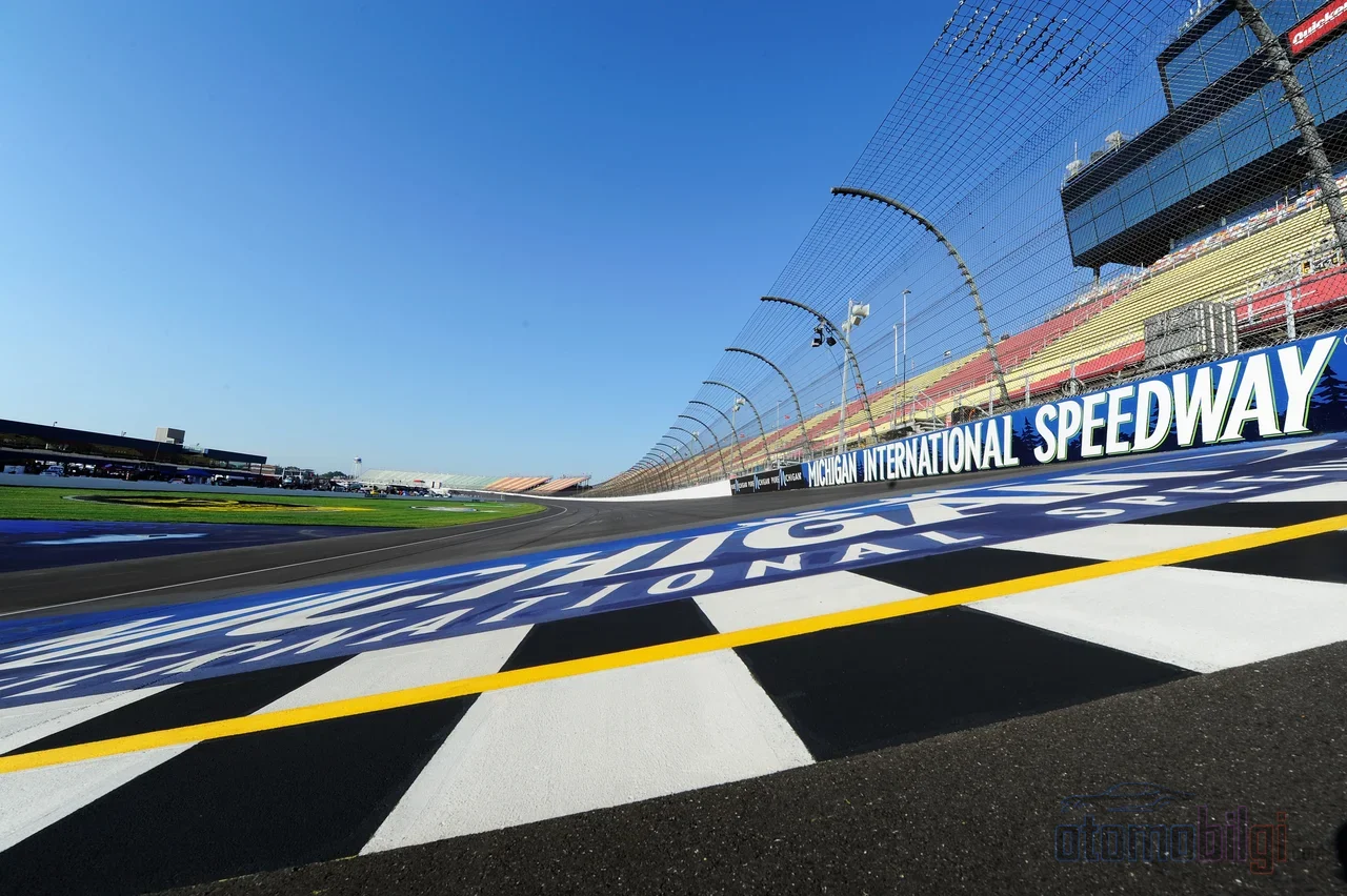 Same car, same championship: on the 2.5-mile Daytona it's a draft war, while on the half-mile bullring it's contact-driven revenge that rules.