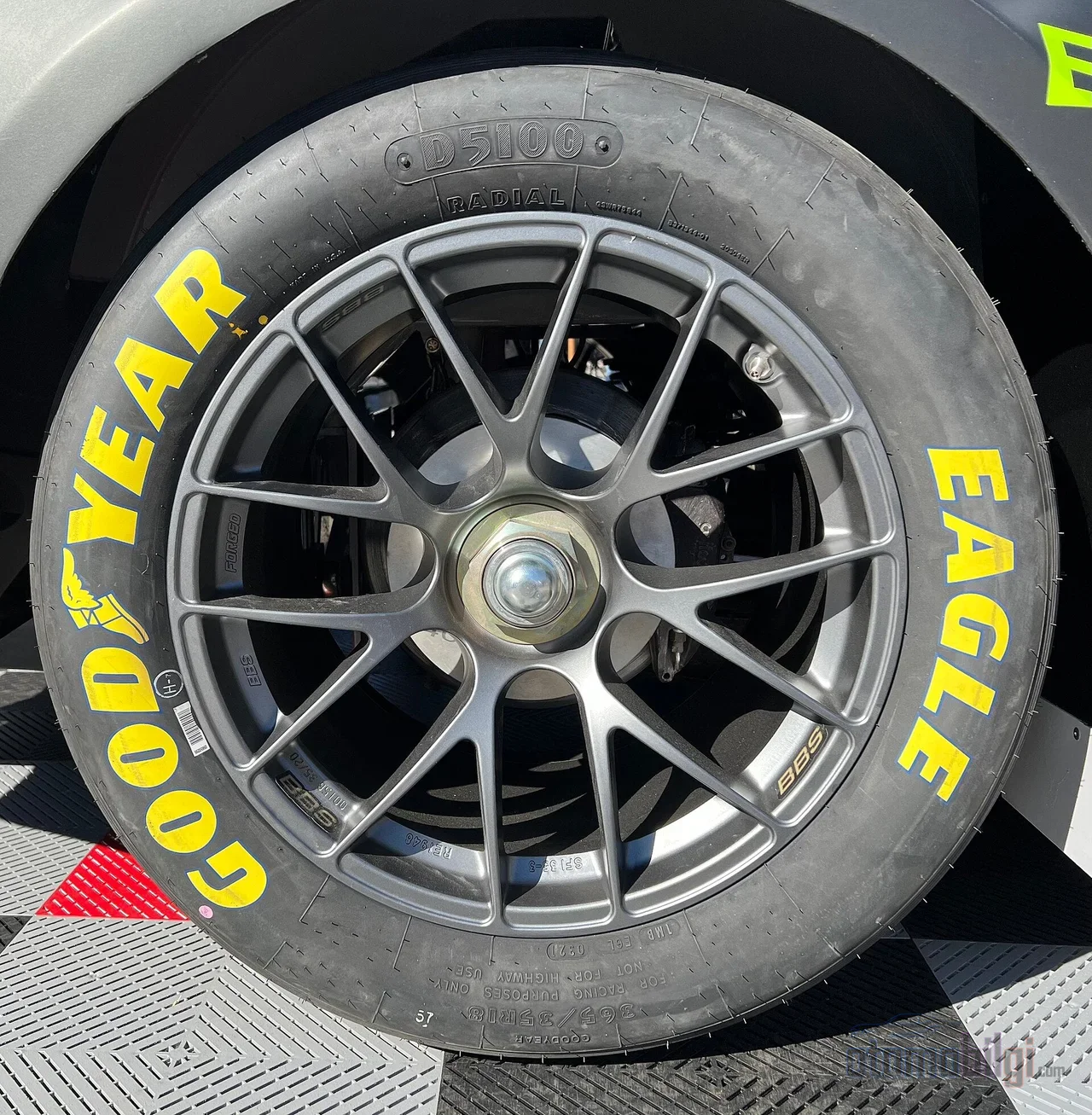 Next Gen ile NASCAR, altmış yıllık katı aks geleneğini bırakıp her arka tekerleğe bağımsız süspansiyon ve beş ayarlı Öhlins amortisörler getirdi.