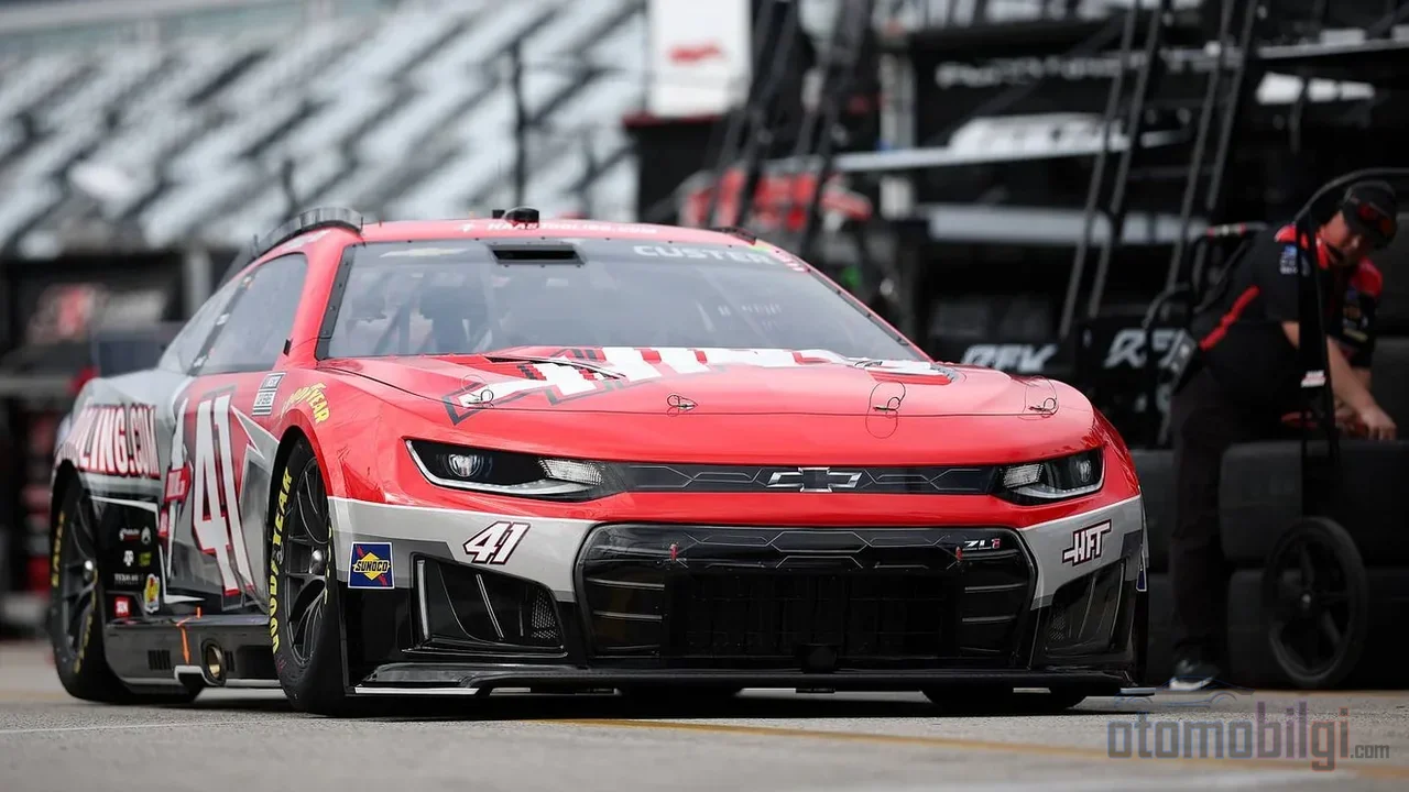 Chicago'nun gökdelenleri arasında damalı bayrak, NASCAR'ın kitle arayışında bir dönüm noktasıydı ama 2026 takvimi ovanın gücünü yeniden hatırlatıyor.