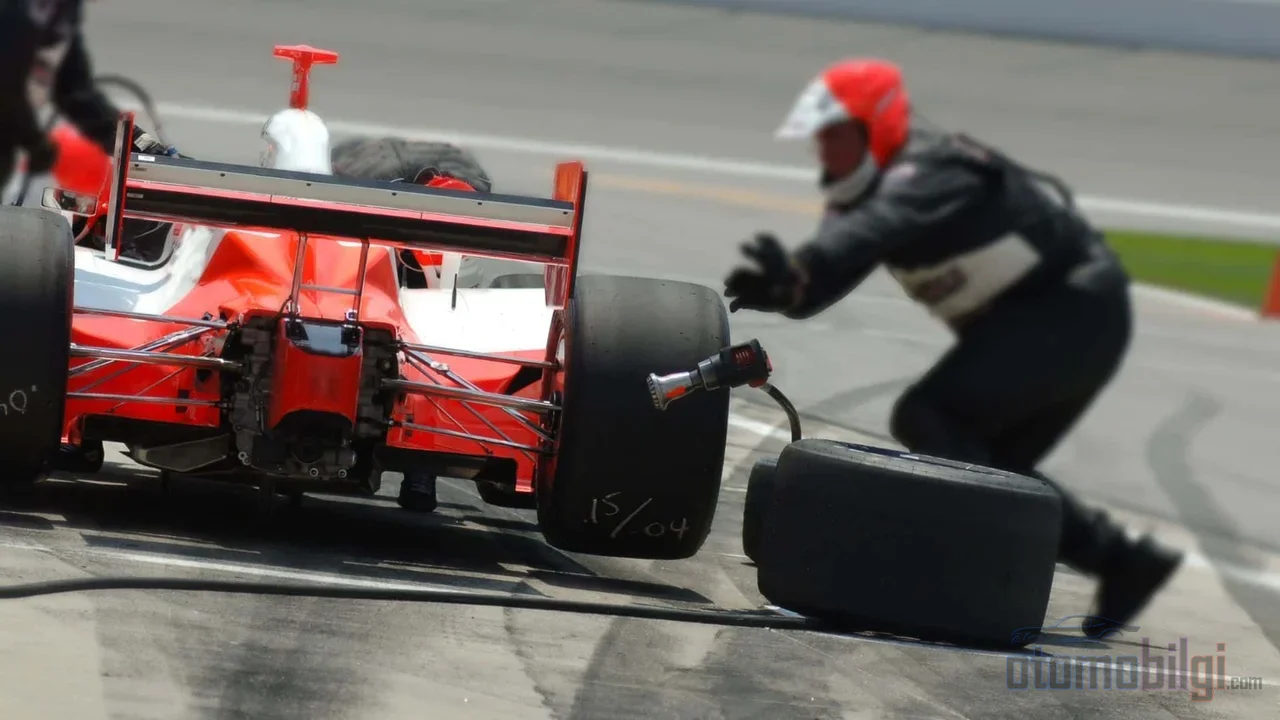 Pit duvarında saniyelerin hayat skuandığı NASCAR'da pit stratejisi, draft taktikleri kadar yarışın kaderini belirliyor.