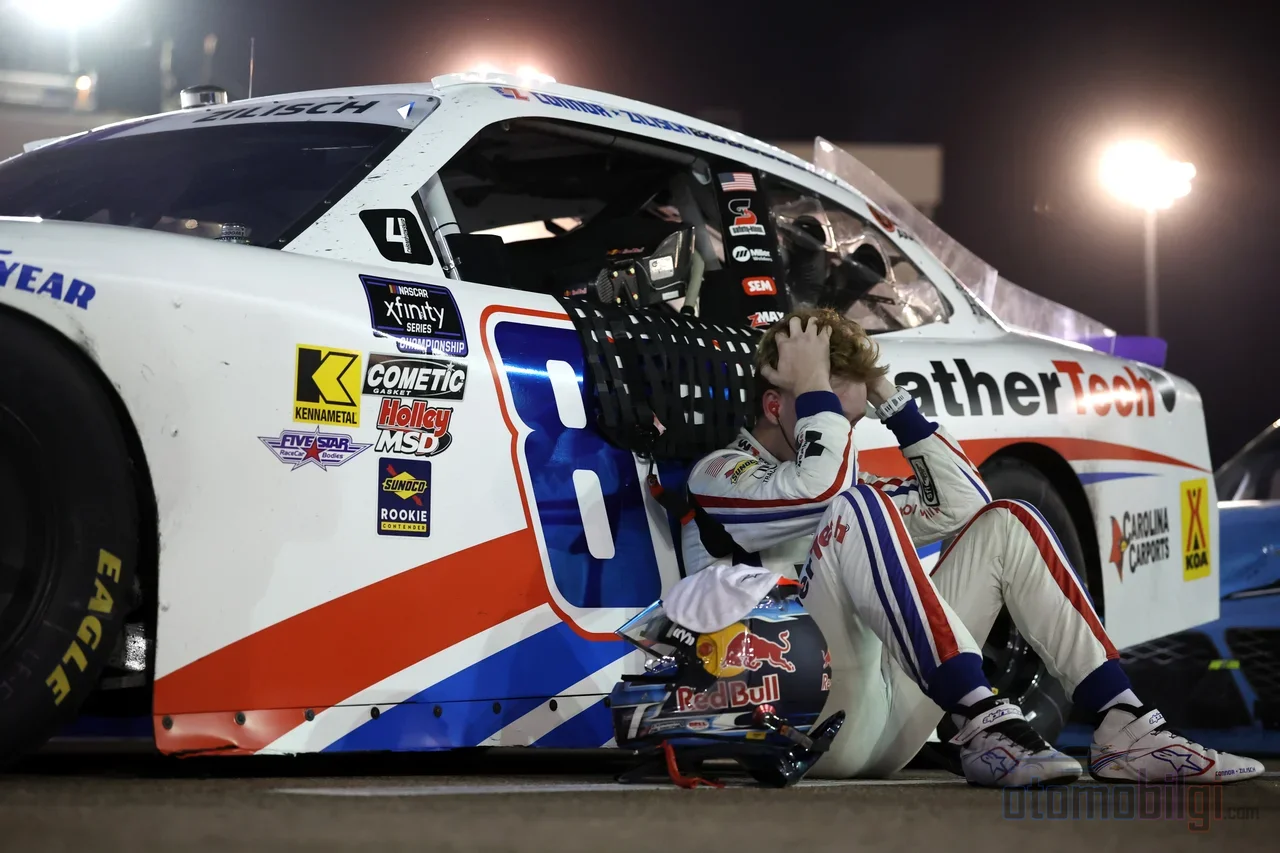 NASCAR'da her virajda başınız ve kaskınız üç dört katına ağırlaşıyor; boynunuz, saatler boyu tekrarlanan bu yükü taşıyarak antrenman yapıyor.