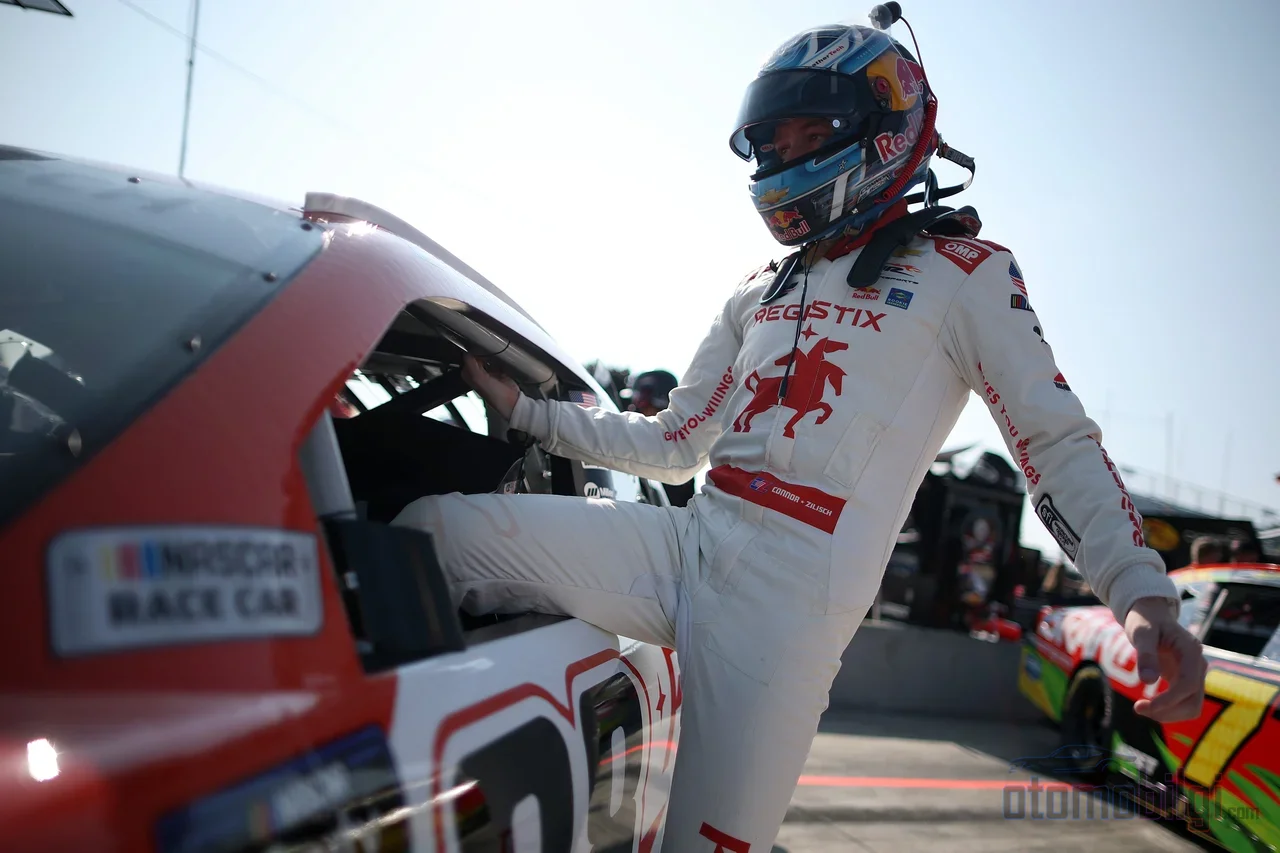 Three hours at 150-170 heartbeats, 3-4G of cornering load and 60 degrees of cabin temperature: the NASCAR steering wheel is actually an endurance sport.