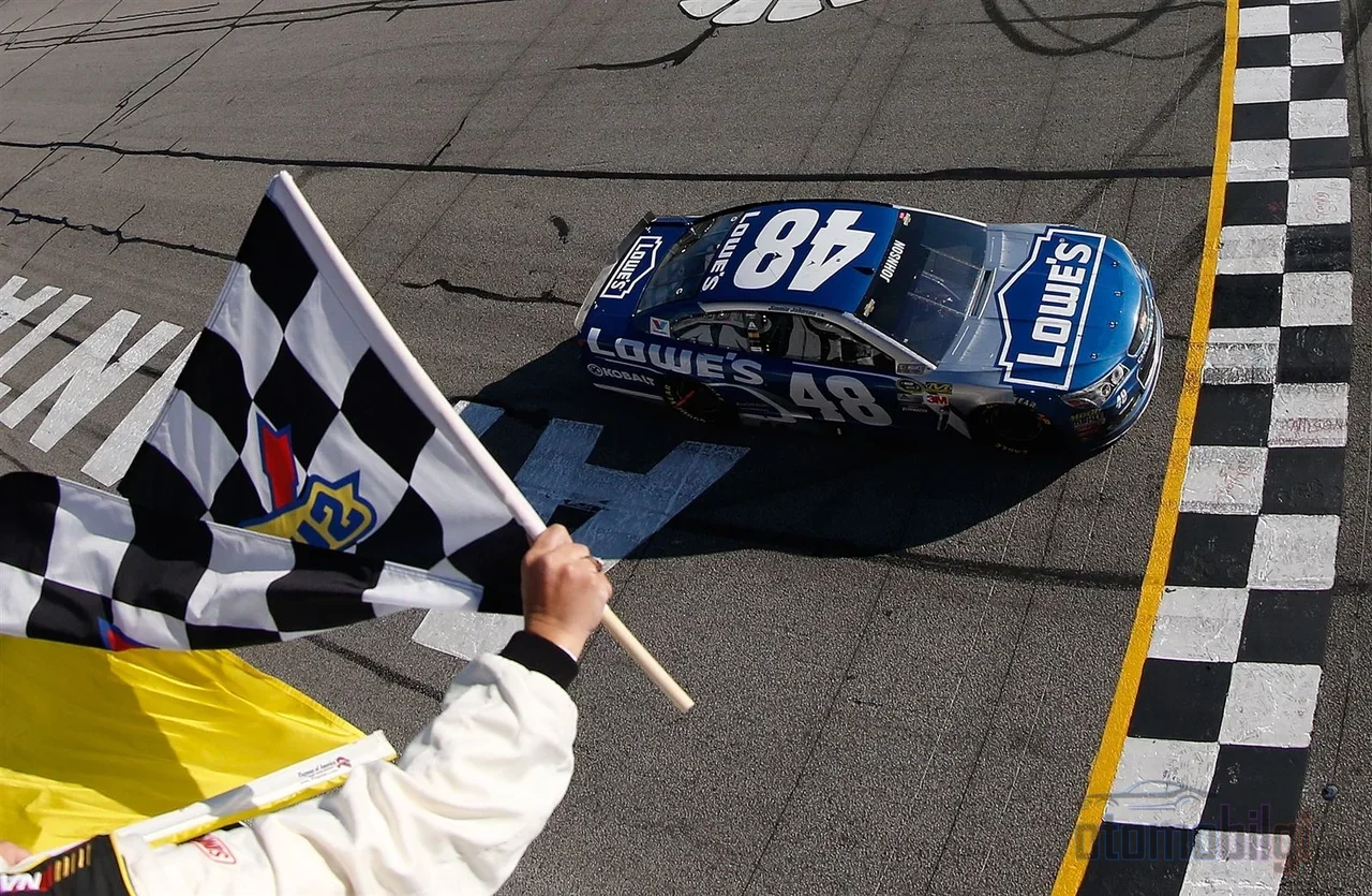 NASCAR'da zafer tek damalı bayrakla değil, en fazla üç kez tekrarlanabilen overtime gerilimiyle kazanılmış olur.