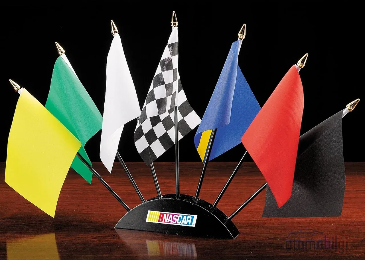 From green to checkered, every flag on the track is a sentence; those who know how to read them never miss a moment of the race.