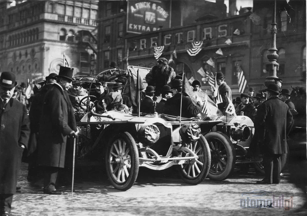 169 günde New York'tan Paris-ə çatan Thomas Flyer, avtomobili bir lüksdən çox etibarlı bir nəqliyyat vasitəsi kimi dünyaya sübut etdi.