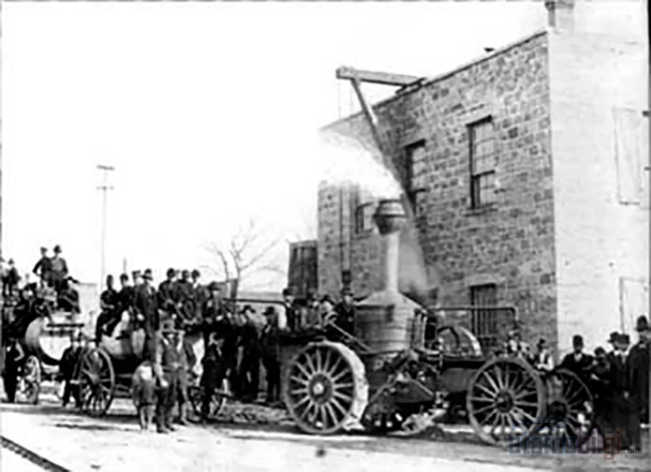 At the pace of a horse running 323 kilometers, Oshkosh won America's first automobile race in 1878 and then faded into history.