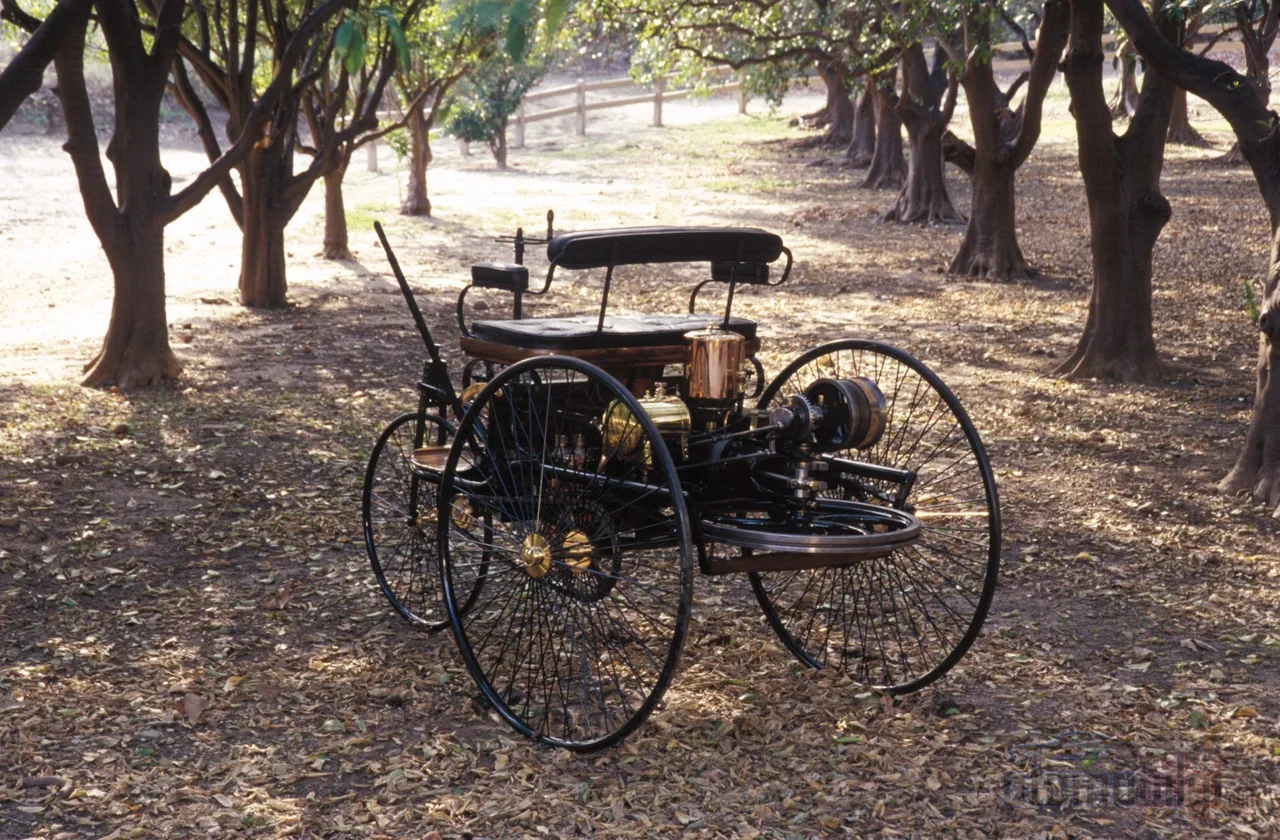 Seri üretimin gerçek başlangıcı Ford'un günde bin araç üreten bandı değil, Benz'in 1888'de satışa çıkardığı Model 2'ydi.
