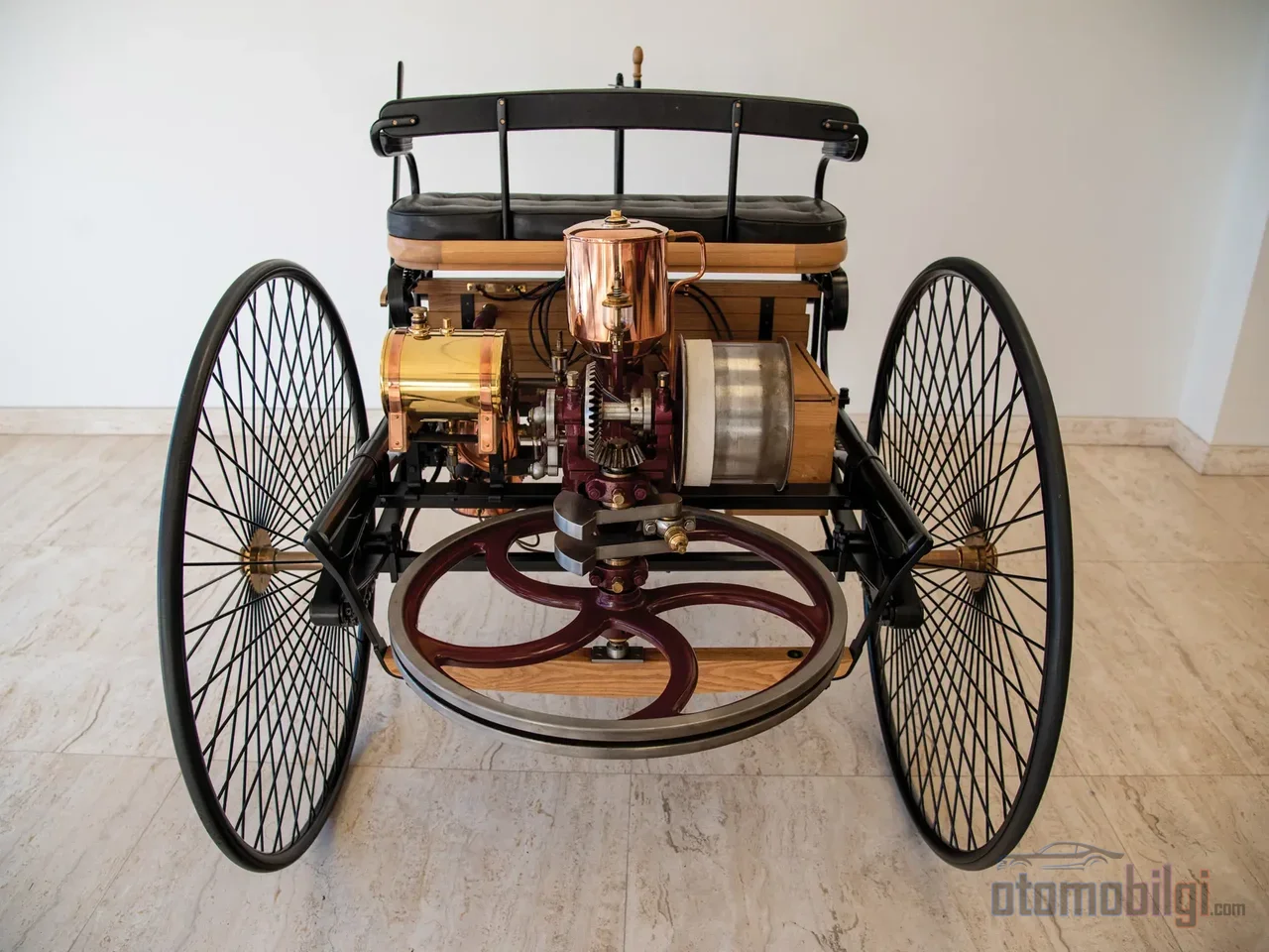 Otto'nun 1876'da yakıtı sıkıştırarak pattirdiği o basit fikir, benzinli motoru mümkün kılan ve bugün hâlâ onun adıyla anılan dönüm noktasıydı.