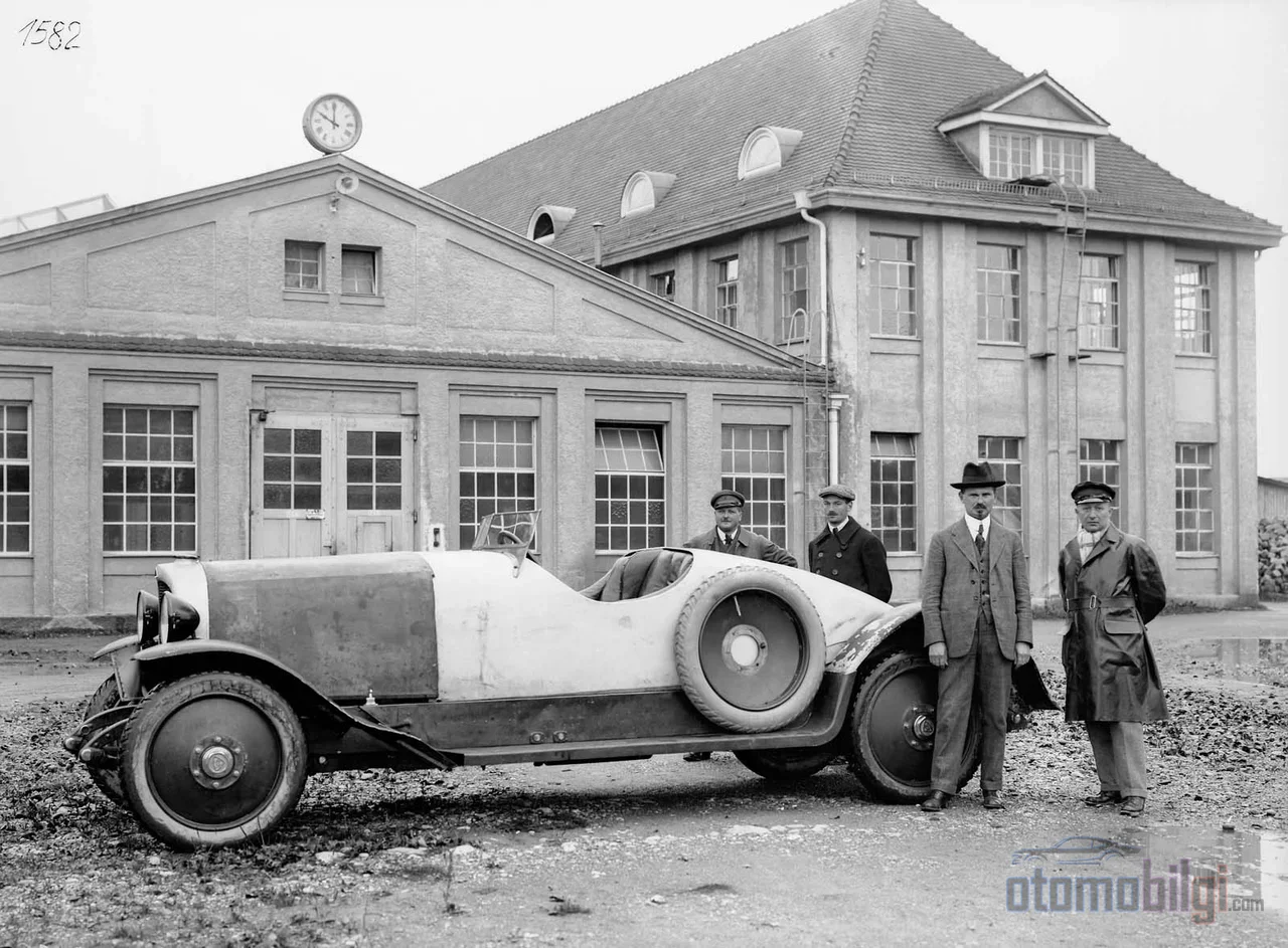 In 1889, Daimler and Maybach gave up on bolting engines onto horse carriages and instead drew a vehicle from scratch, giving birth to modern automobile architecture.