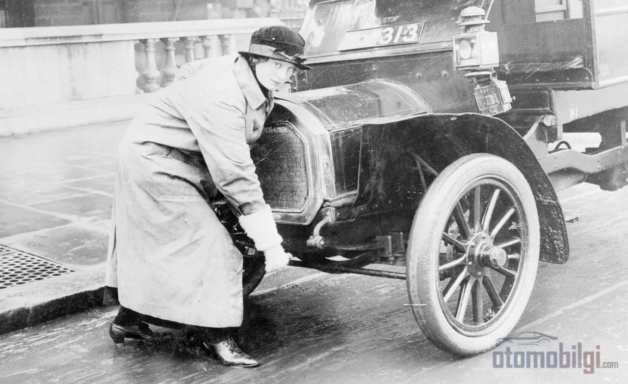 Bir krank kolu geri teptiğinde ölen Byron Carter, elektrikli marş motorunu doğurdu ve 1912 Cadillac'ıyla otomobili trafiğe güvenli kıldı.
