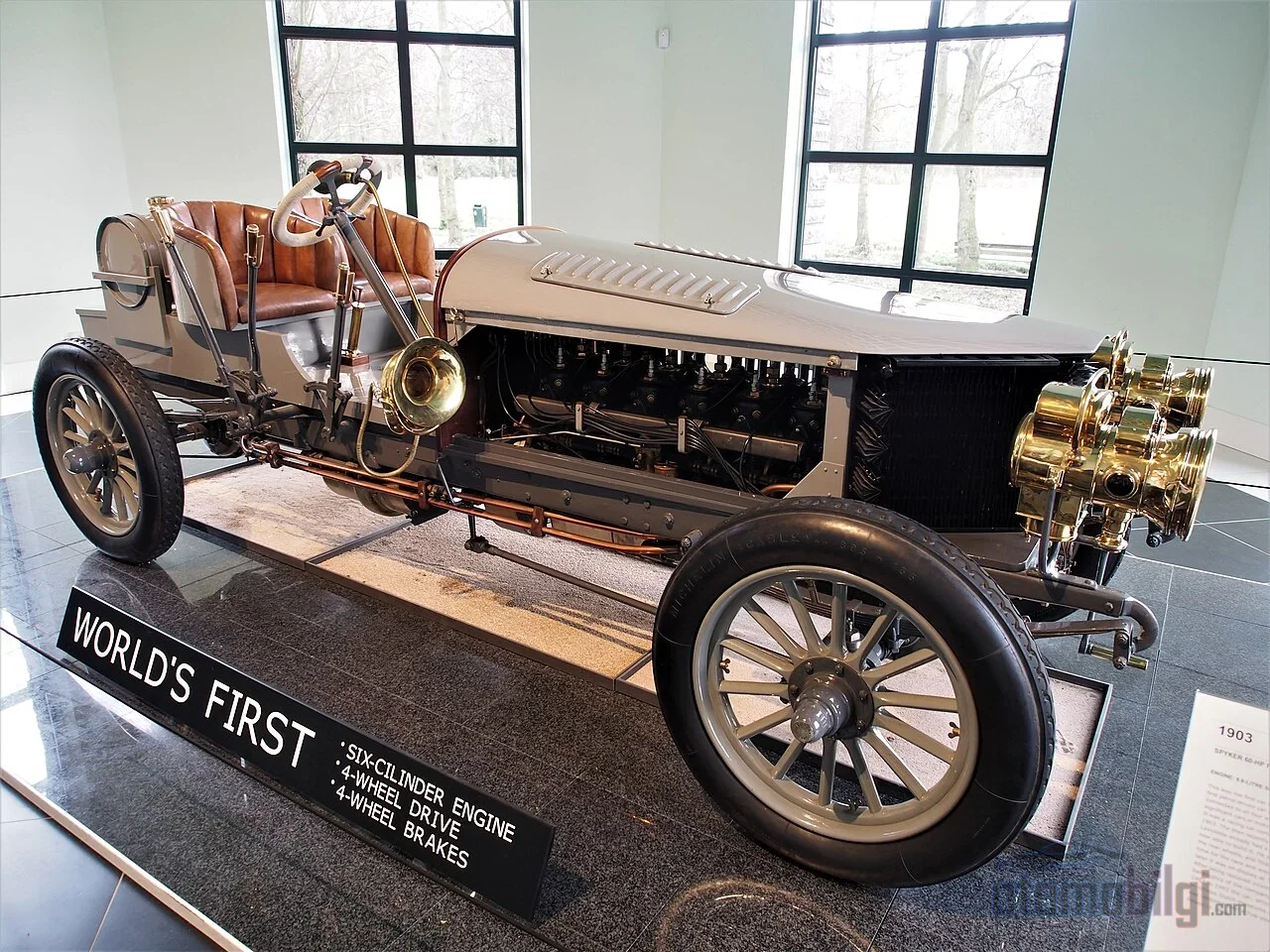 1903 yapımı Spyker 60 HP, altı silindirli motoru, dört çekişi ve dört tekerlek frenini tek gövdede birleştiren dünyanın ilk otomobiliydi.