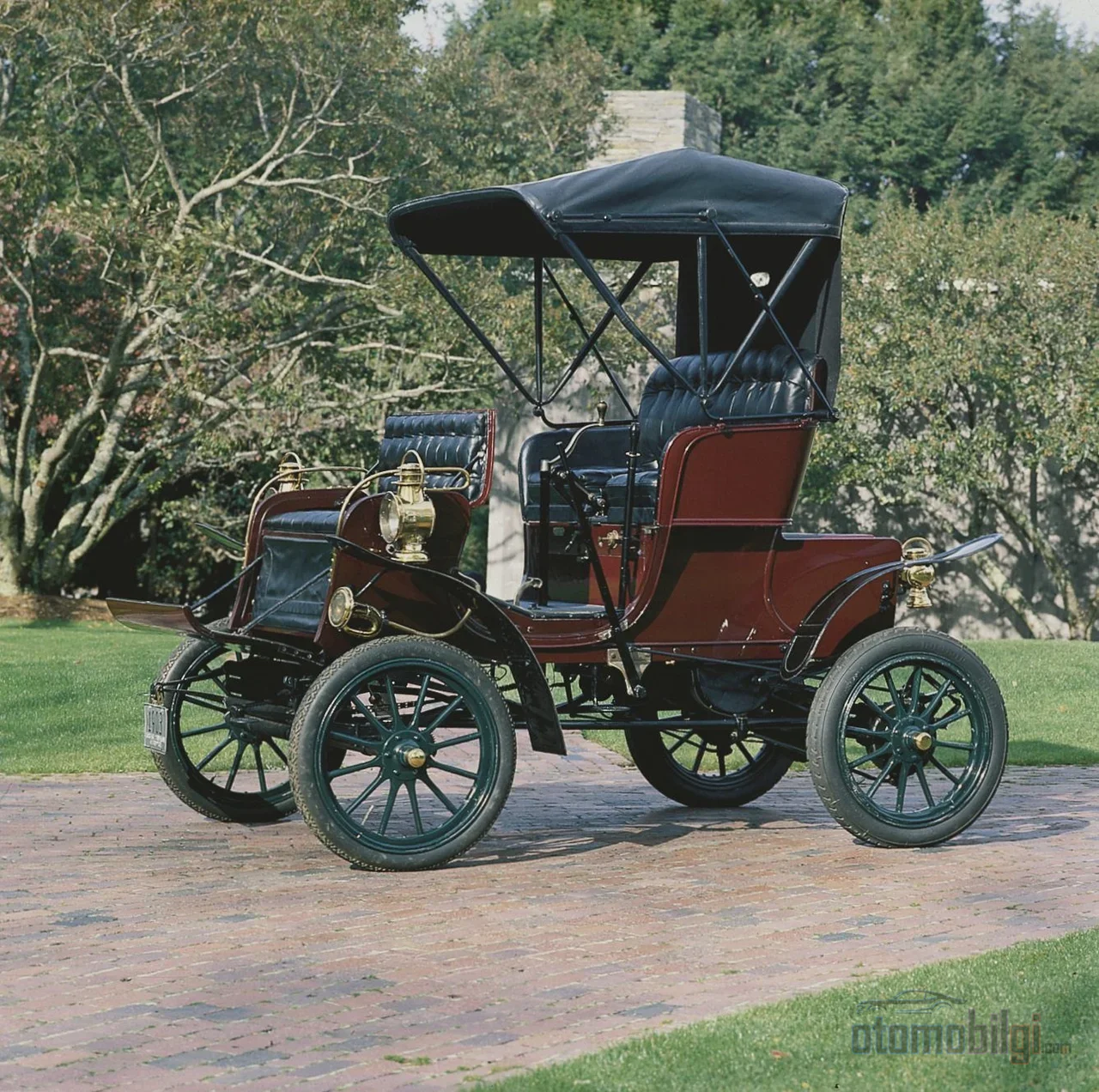 Naziler, modern otomobili Marcus'un yerine Daimler ve Benz'e yazdırmak için ansiklopedilere resmi emirler gönderdi; bir mucit böyle silinmek istendi.