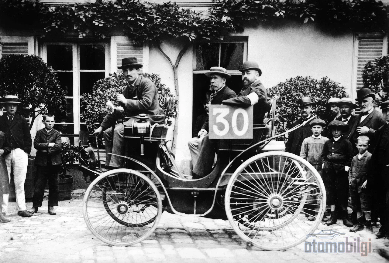 In history's first automobile race, it was not the De Dion that arrived first but the Panhard, which won the jury over with its safety and economy criteria, taking the 5,000-franc prize.