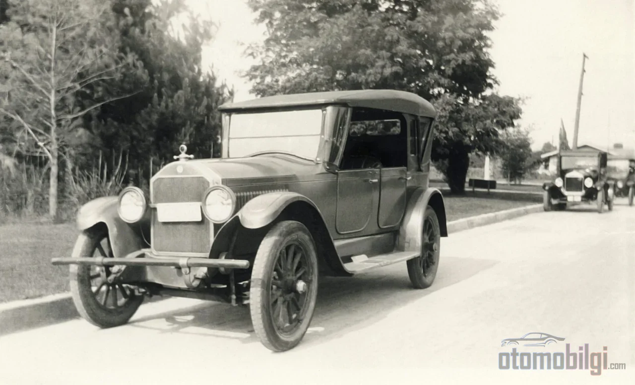 No stop lines, no intersection rules: the first automobiles made their way through a world without rules by inventing the road as they went.