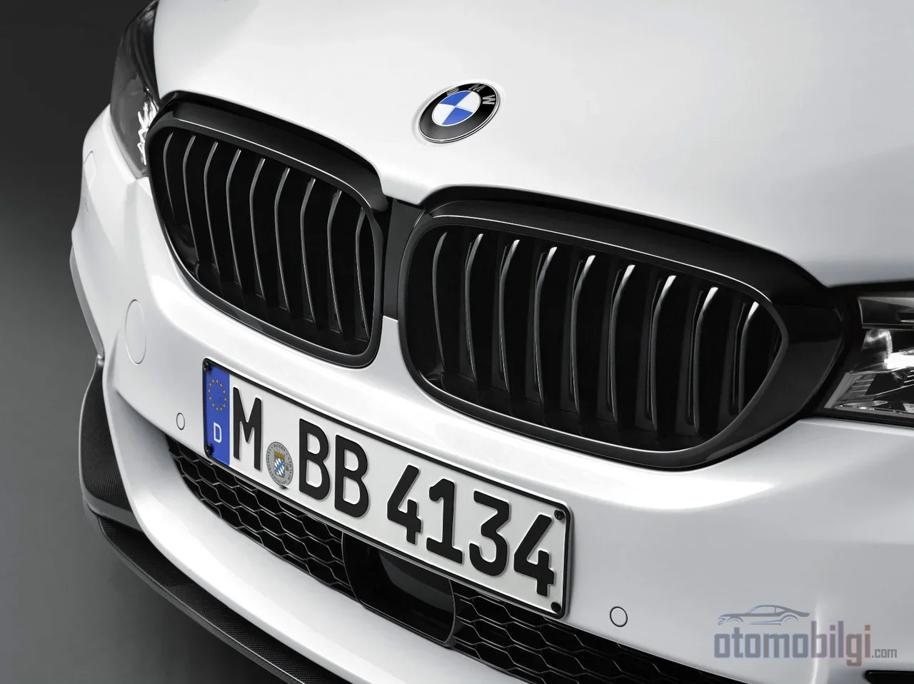 Ha egy autó márkáját szeretnéd felismerni a logó nélkül, nézd meg a BMW vesegrilljét vagy a Volvo Thor kalapácsa fényszóróit; az aláírások sosem hazudnak.