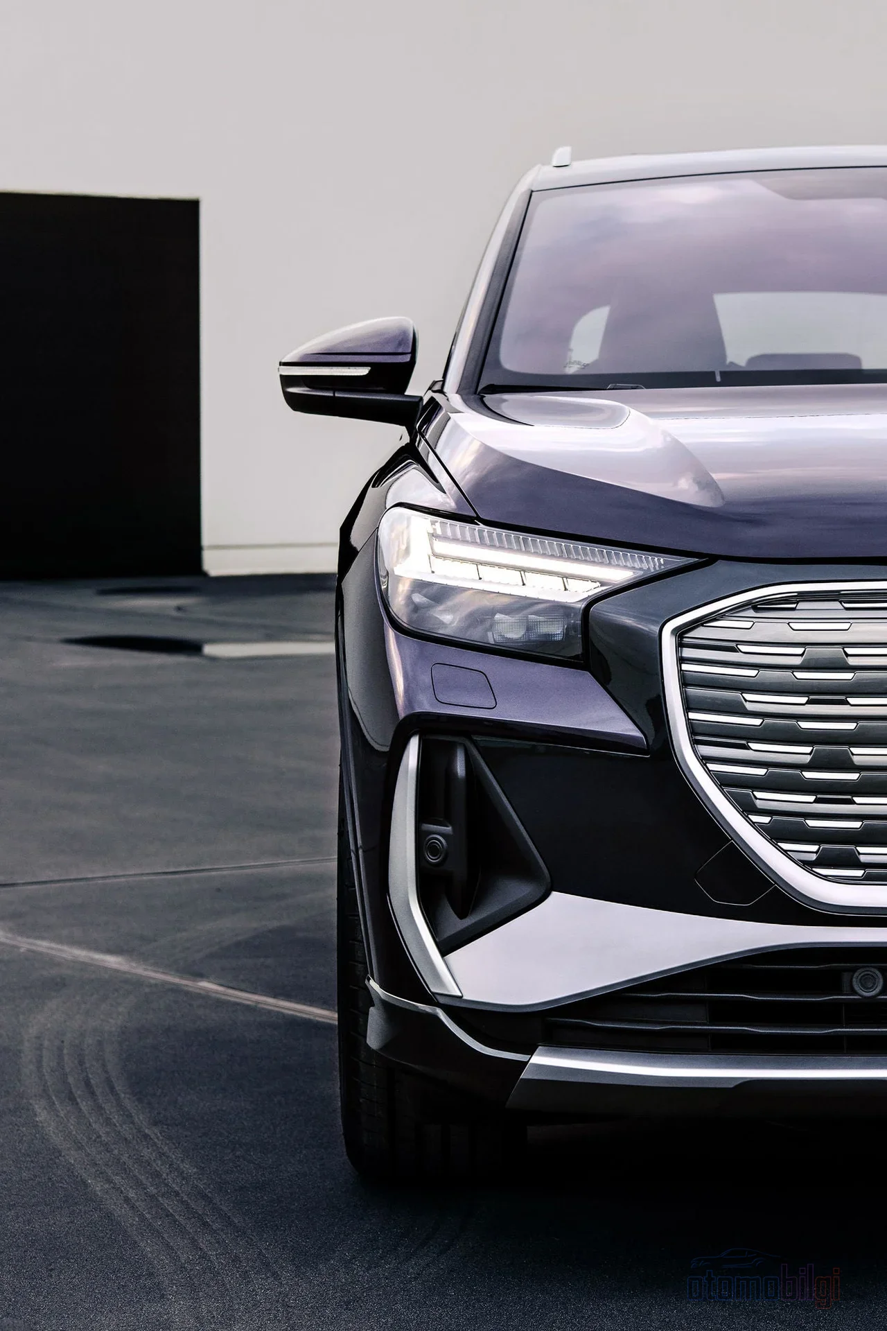 Audi, Matrix LED farlarla milyonlarca ışık dağılımı üretip karşı sürücüyü kamaştırmadan yolu aydınlatıyor ve Laser Light ile menzili 600 metreye taşıyor.
