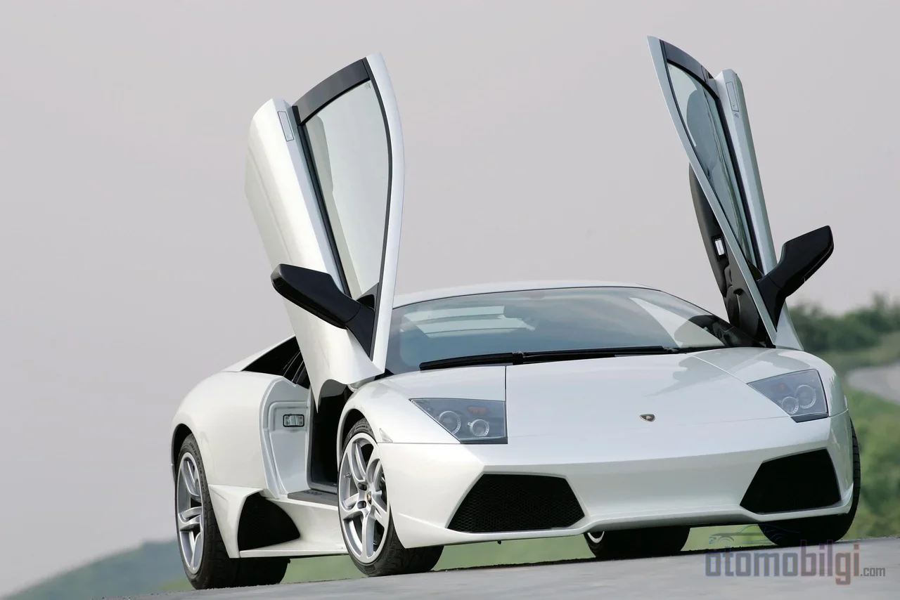 Mercedes için bir zorunluluk olan makas kapı, Lamborghini'nin elinde bilinçli bir kimlik tercihi olarak markasının imzasına dönüştü.