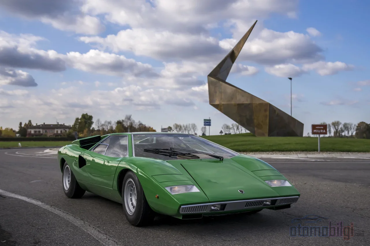 Countach, makas kapılarını dünyaya tanıtarak Miura'nın efsanevi çizgisini modern süper spor otomobilin doğuşuna dönüştürdü.