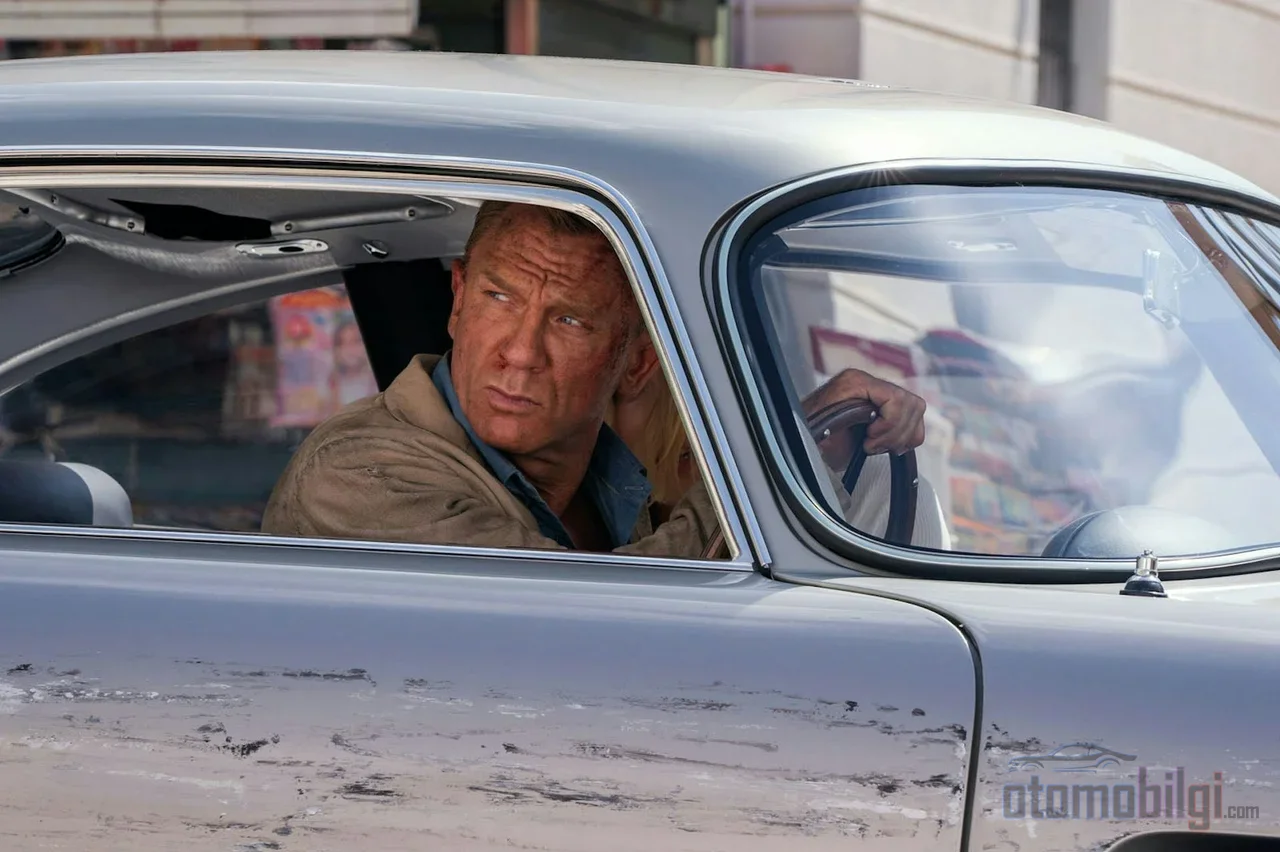 James Bond, ekran gördüğü andan itibaren bir ajan değil, otomobil devlerinin milyonlarca dolara satın aldığı yürüyen bir reklam panosu olmayı da üstlendi.