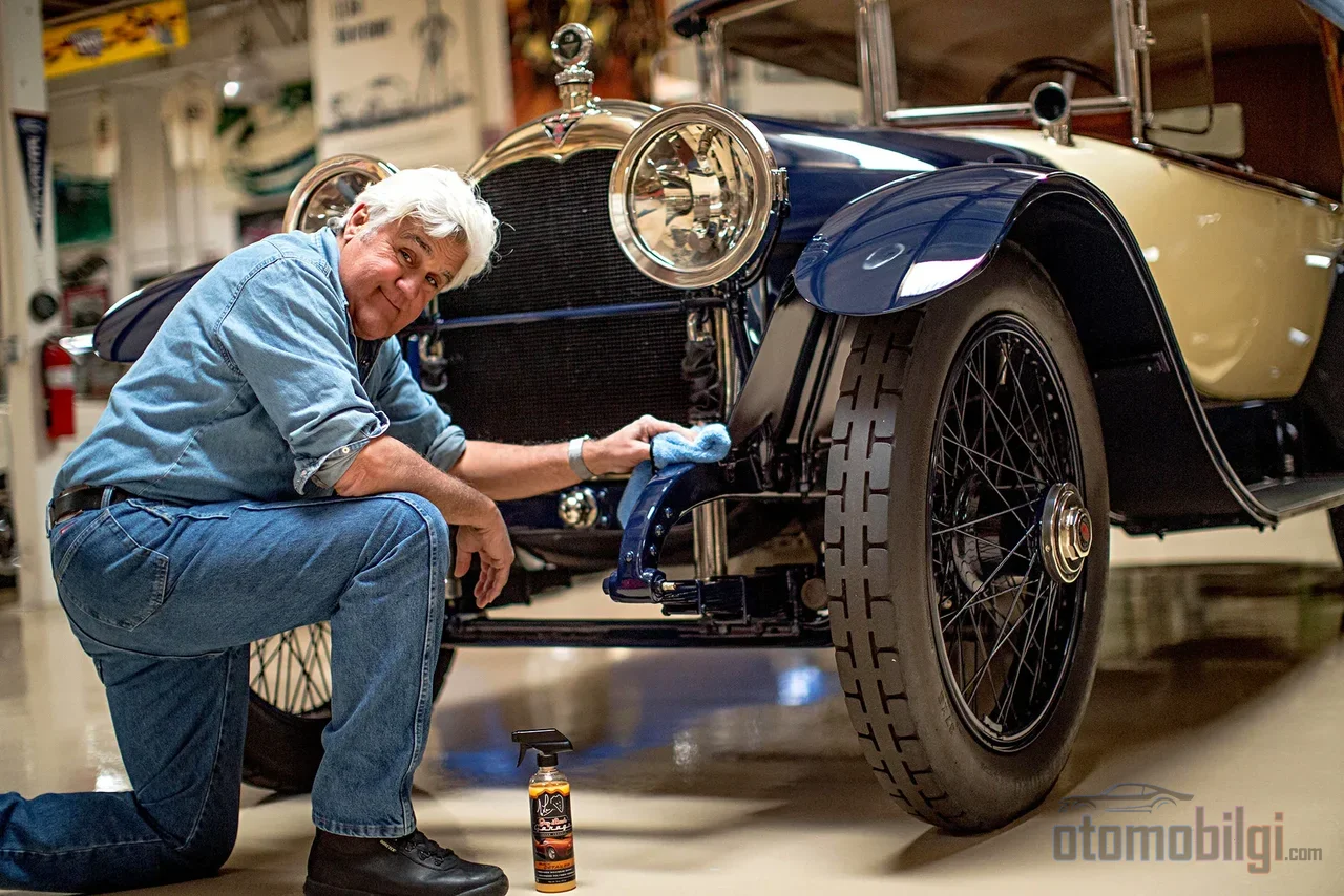 Jay Leno'nun Burbank'teki garajında restorasyonu tamamlanan savaş öncesi klasikler, koleksiyonun en değerli parçaları arasında yer alıyor.