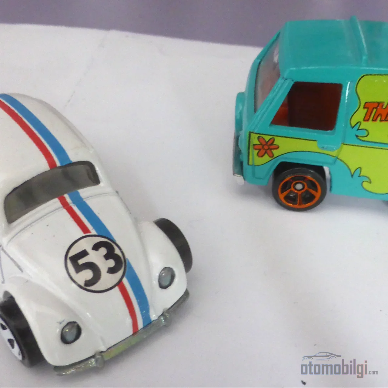 Aynı evin çocukları olan Hot Wheels ve Matchbox, 1:64 ölçeğinde buluşur; biri hızın fantazisinde, diğeri sokaktaki gerçeklikte yaşar.