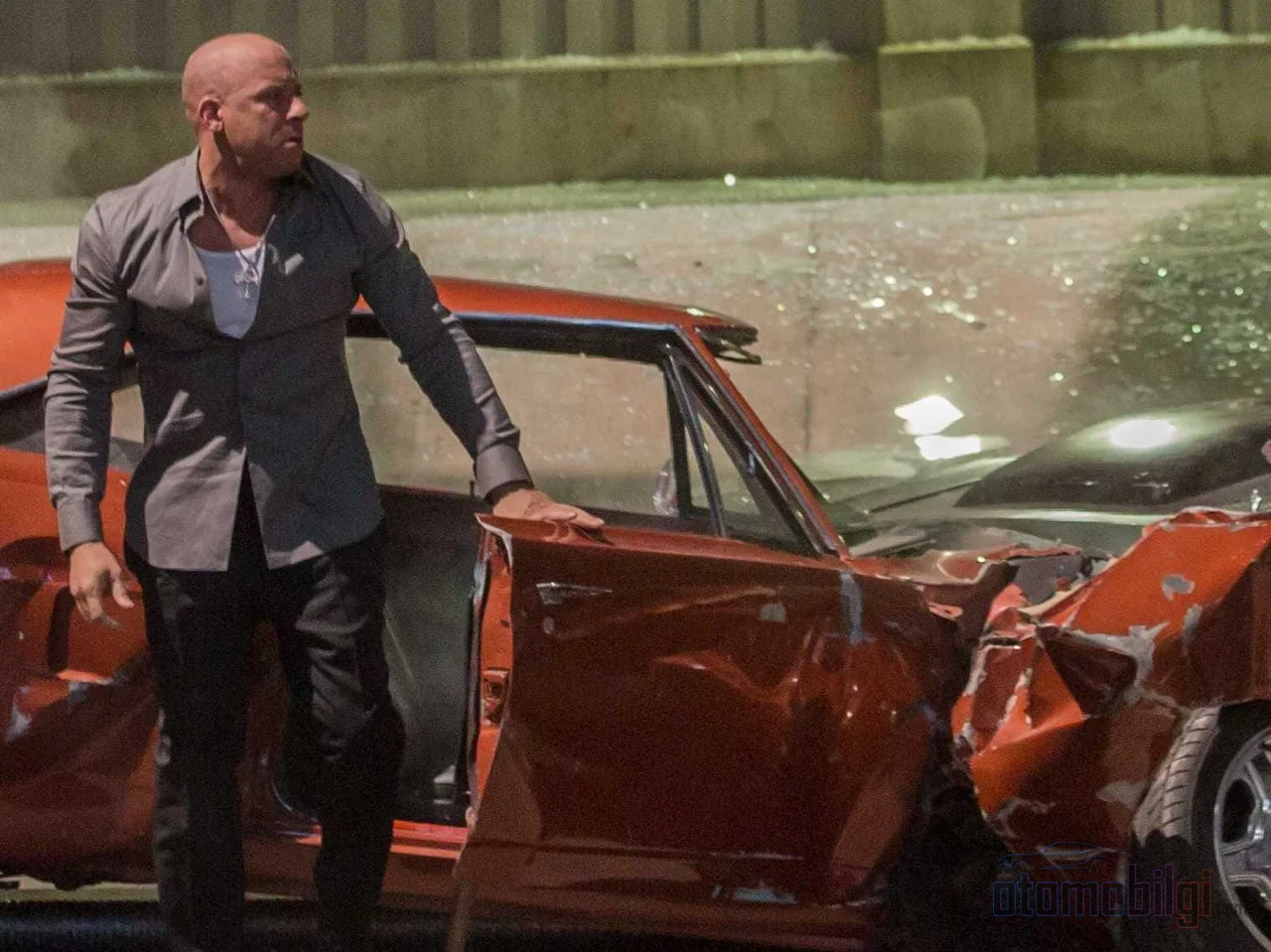 Matrix Reloaded için gerçek filo harcandı ve Guinness 532 aracın imhasını doğruladı; sinemada yıkım bazen tamamen gerçektir.
