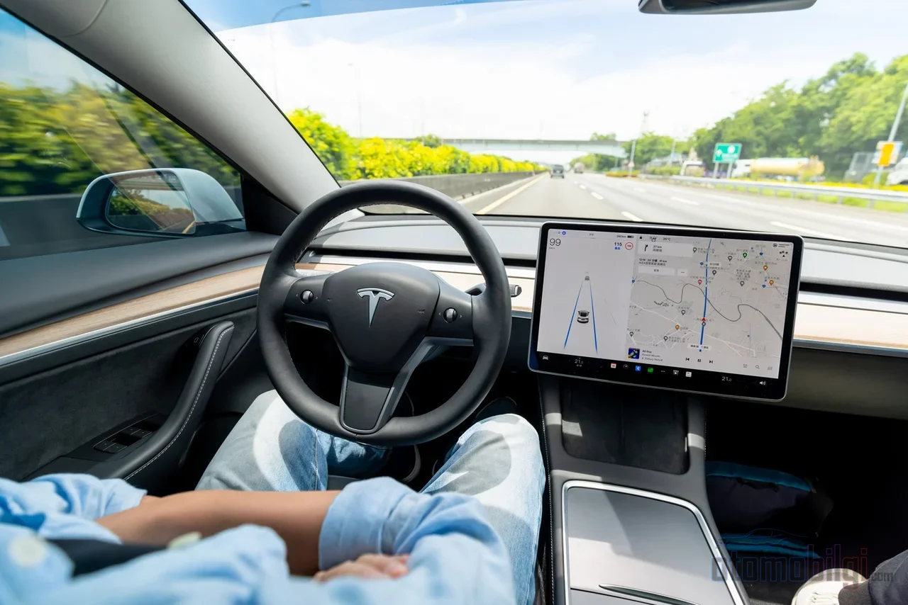 Your car now recognizes your voice, but the promise to change your air conditioning is still stuck in the marketing; the promised assistant is half real, half promotion.