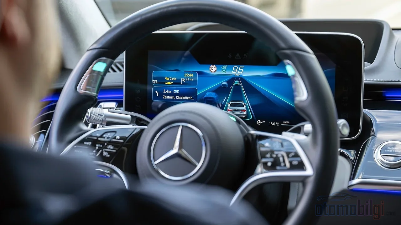 Mercedes'in Drive Pilot'u tıkanık trafikte direksiyonu devralıyor ama gözlerin yoldan ayrılmasına asla izin vermiyor.