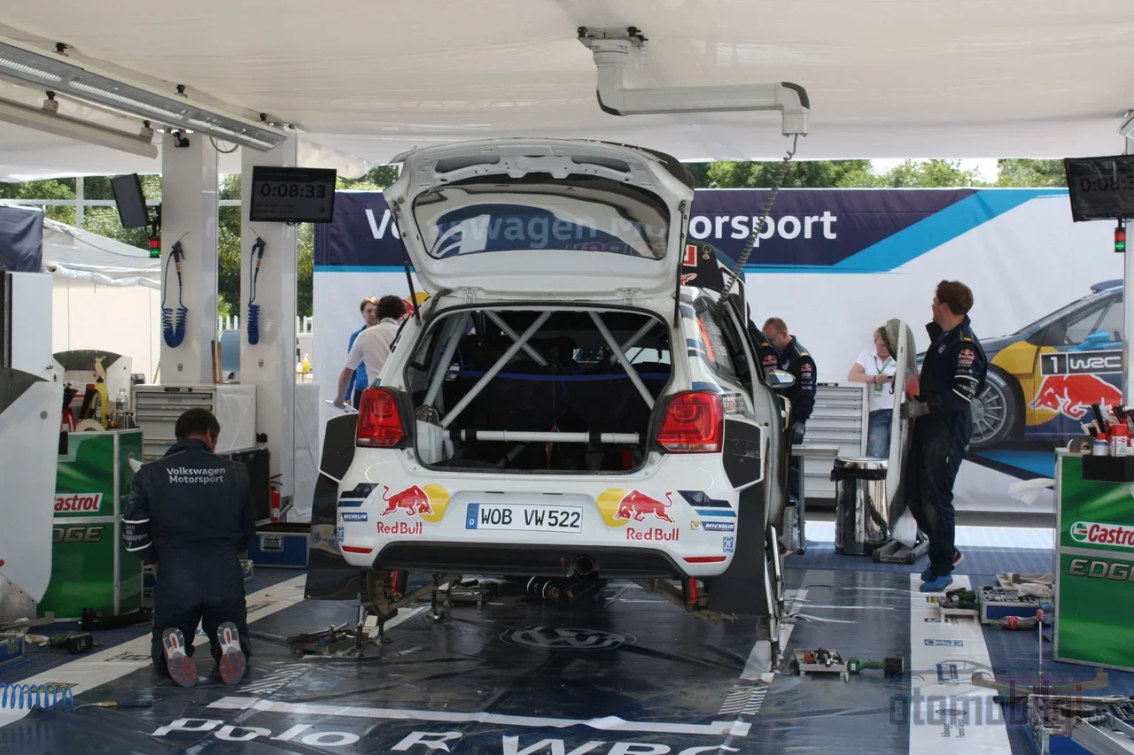 Servis parkında sadece altı teknisyen ve on beş dakika var; bir ralli aracı tam bir fabrika disipliniyle yeniden doğar.