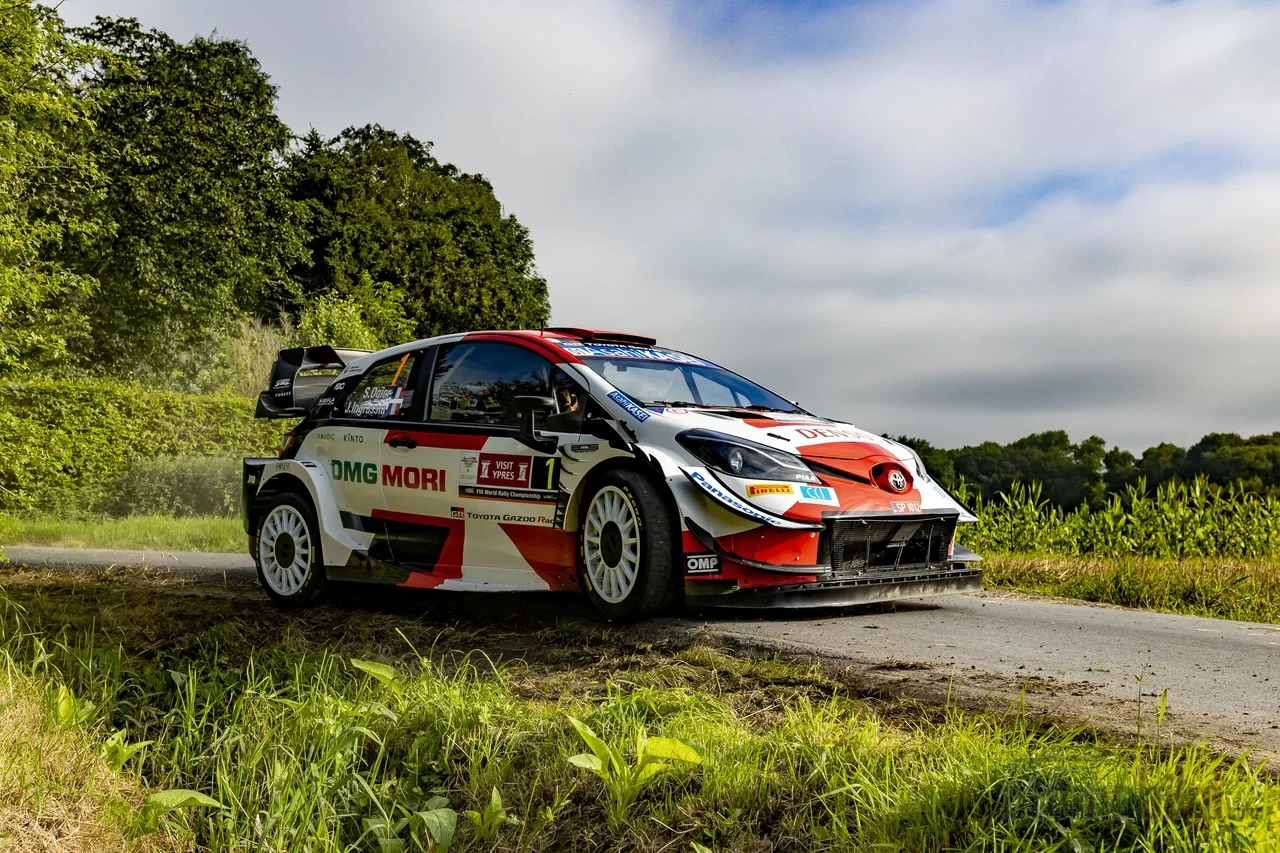 Rallide lastik seçimi pistten önce verilir; yumuşak bileşik hızlı tutuş verirken sert bileşik sıcak zeminde formunu sonuna kadar korur.