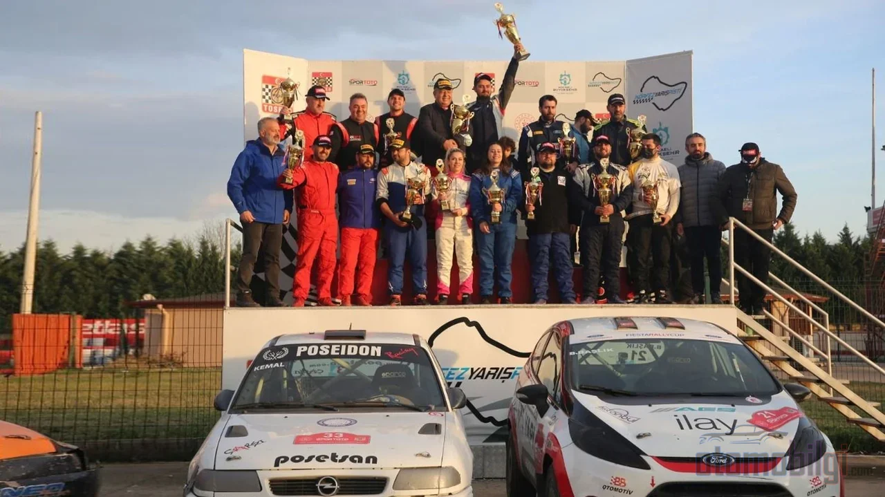 Bir rallikros pistine çıkmak için gereken her şeyin başında sürpriz biçimde sade bir belge duruyor: federasyonun sporcu lisansı.