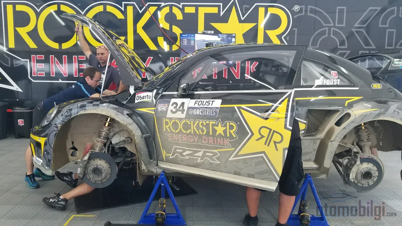 İki yarış arasındaki birkaç dakikada pit ekibi lastikten şanzımana her cıvatayı tarar, çünkü rallikrosta küçük bir ihmal bitişi belirler.