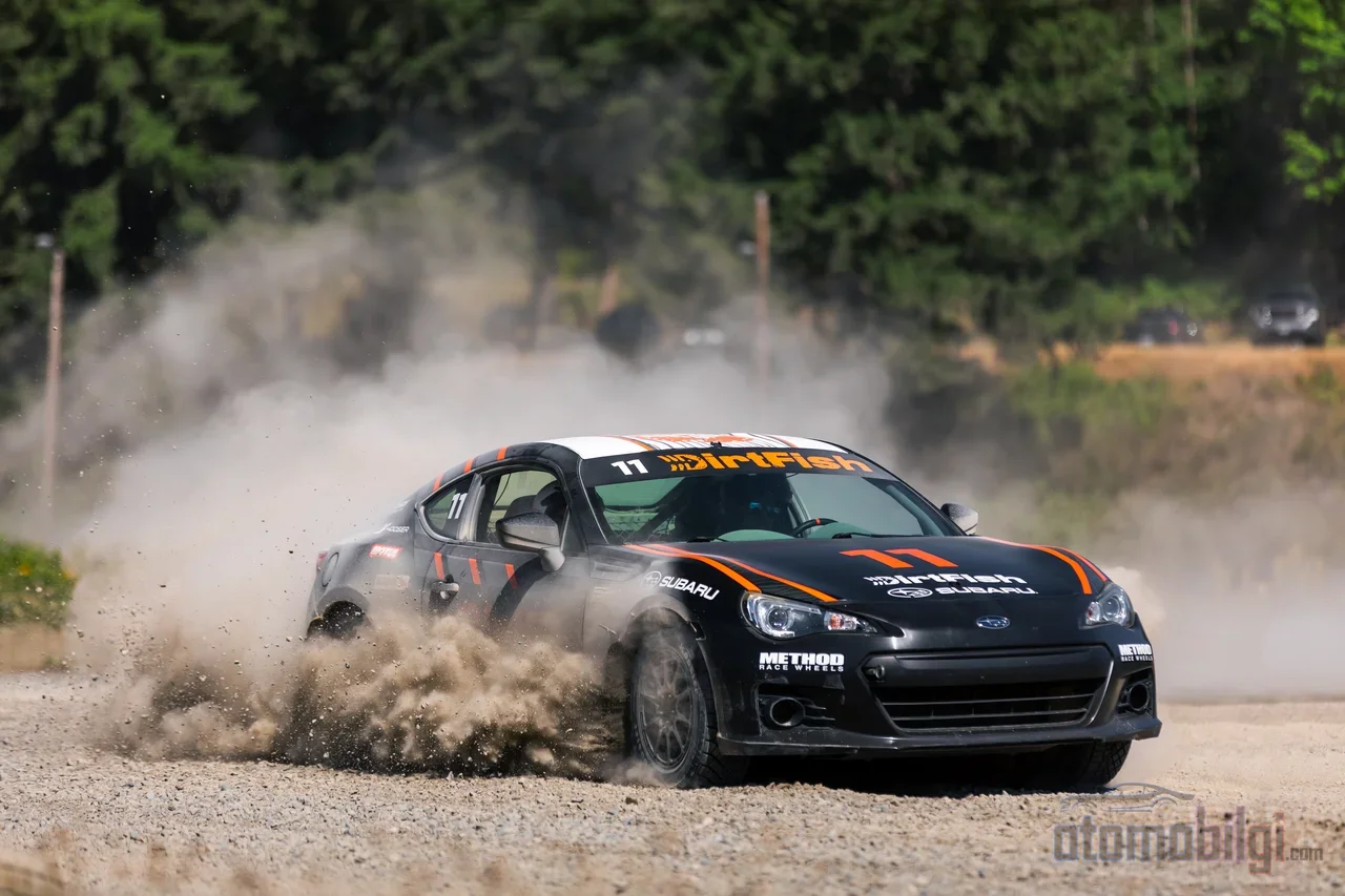 Rallide tek başına kronometreyle ve değişken zeminlerle boğuşursun; rallikros'ta ise kısa pistte doğrudan rakiplerinin yanında kapışırsın.