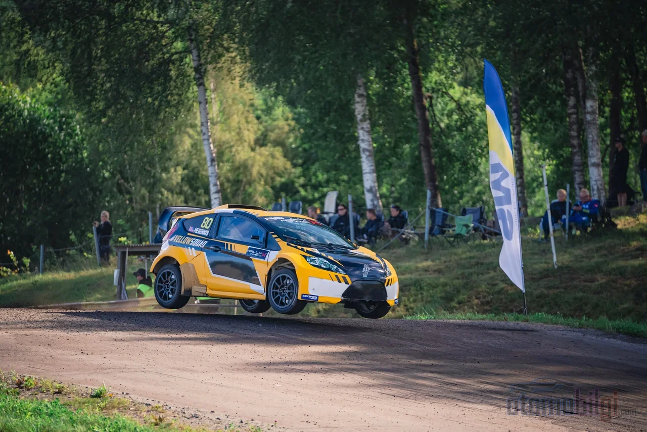 With 600 horsepower, the Supercar rallycross car stands out as the discipline's most spectacular machine, accelerating from 0-100 km/h in under two seconds.