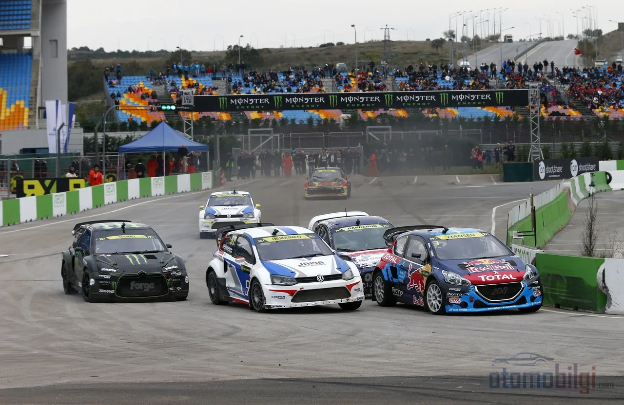 Rallikrosun cevabı basit: rallide saatlerle yarışan tek araba, burada aynı tozun içinde bir düzine rakiple kapışıyor.