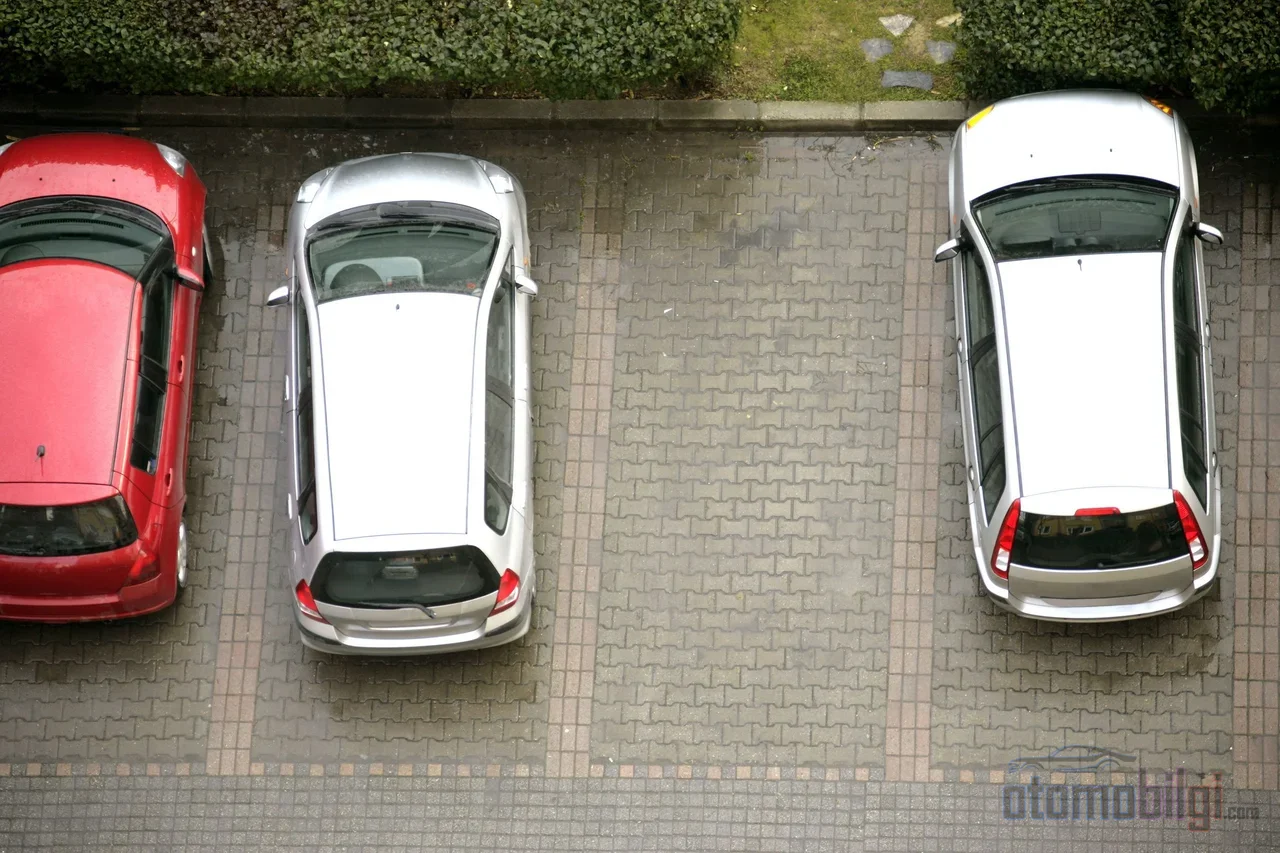 Even if the car's odometer stops, insurance, motor vehicle tax (MTV), and depreciation keep accruing without interruption; the less you drive, the higher the cost per kilometer.