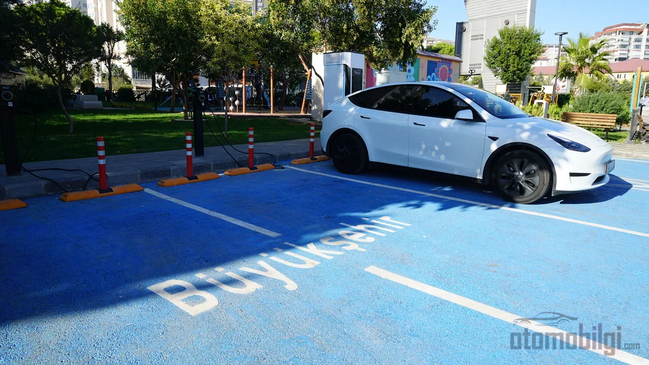 Şarjı insanoğlunun zaten park ettiği yere taşımak, ev patinin olmayan şehirli için en ucuz ve en sessiz çözüm.