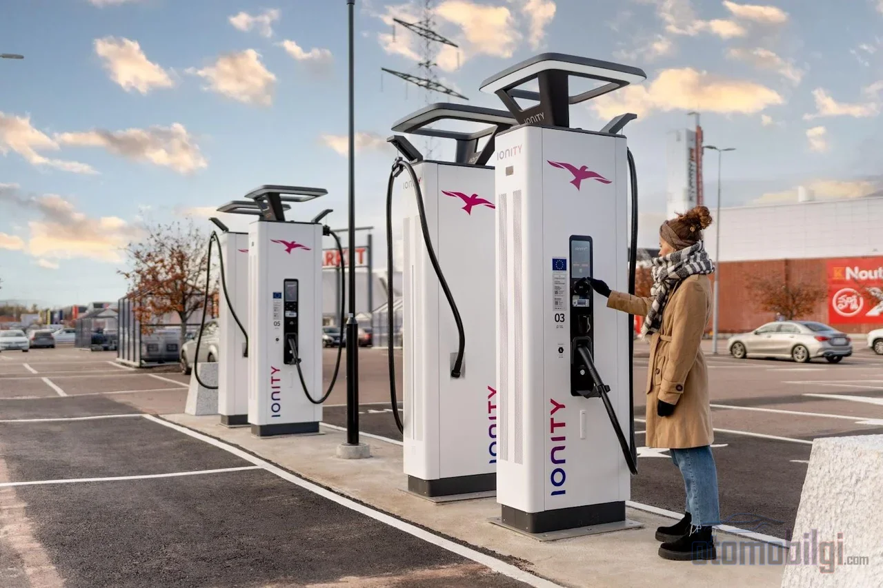 12 years and data from 22,700 vehicles show that fast charging does not measurably degrade the battery; the real enemy is bad habits.