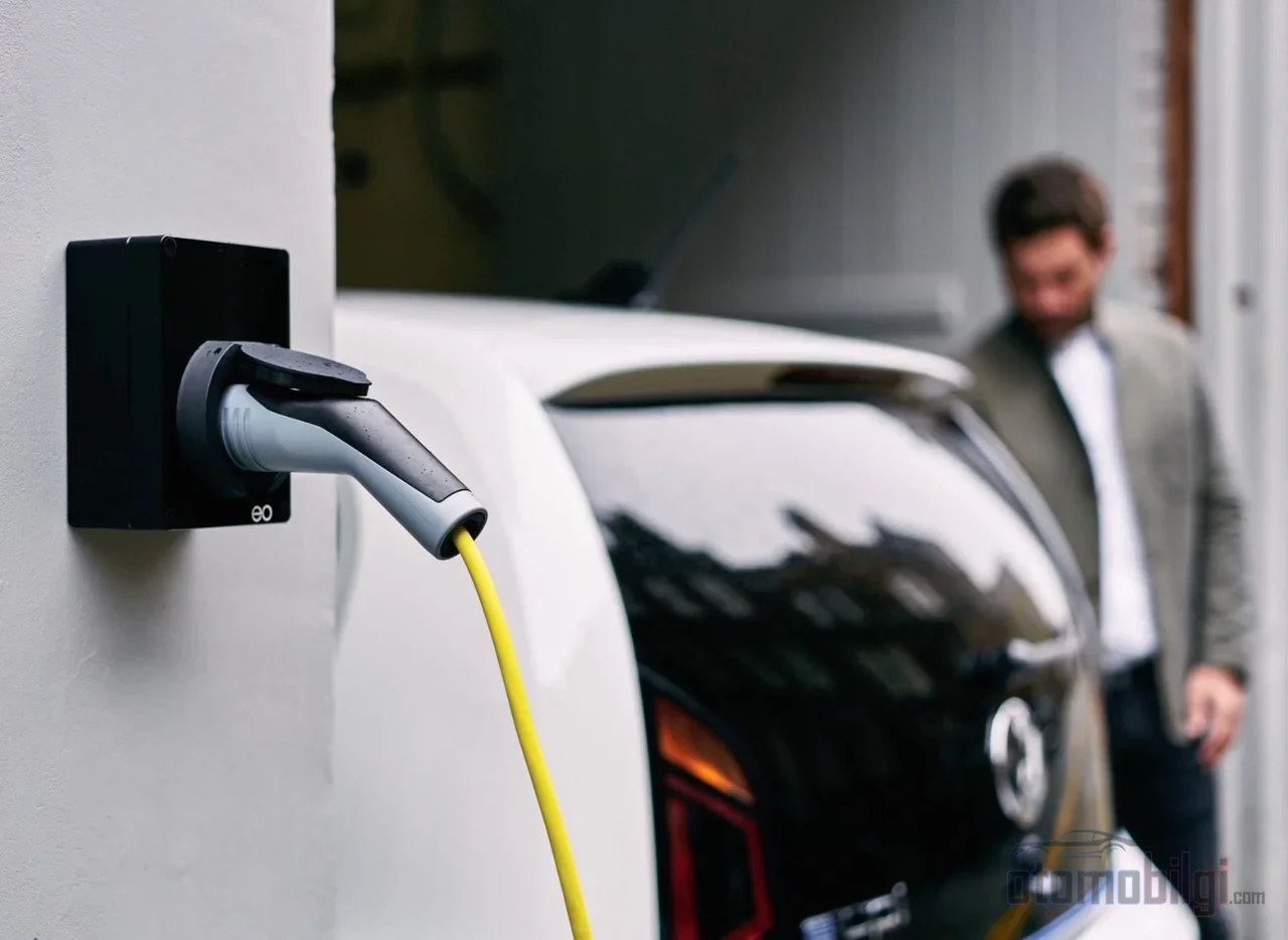 Günümüz elektrikli araçlarında BMS, hedef şarja ulaşıldığı anda akımı kestiği için gece boyu fişte kalmak bataryayı yıpratmıyor.