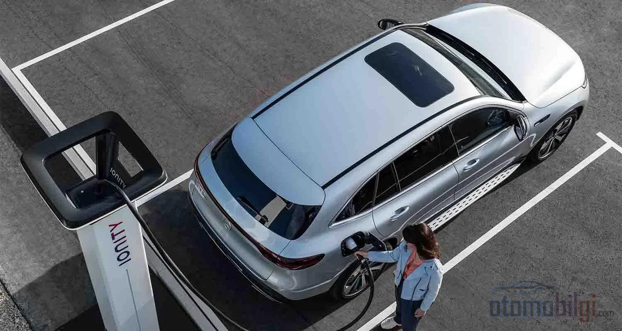 Plug and Charge'de fişi taktığınız anda araç, TLS ile şifrelenmiş hat üzerinden dijital sertifikalarla kendini doğrular ve şarj kendiliğinden başlar.