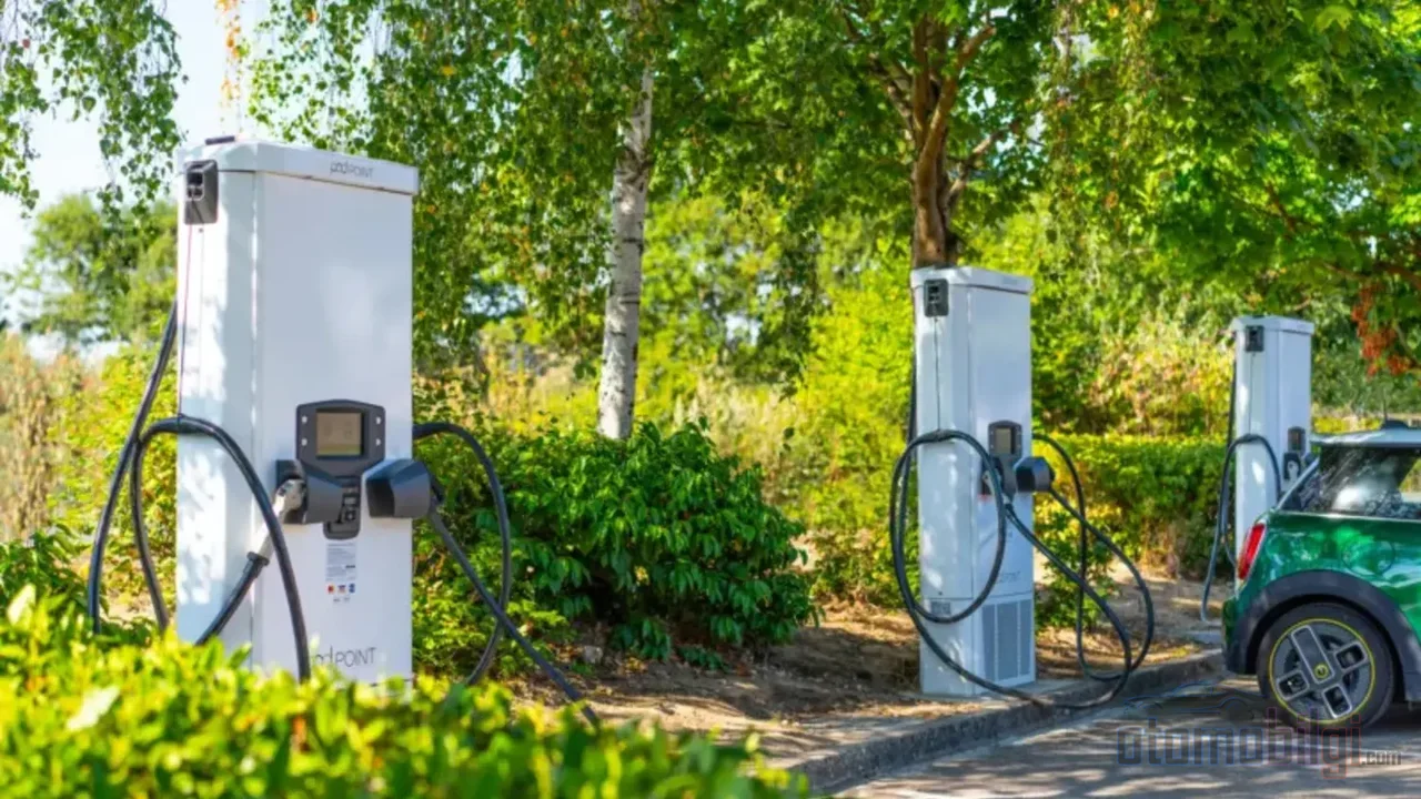 Bekleme uzadıysa çözüm beklemek değil, PlugShare ile alternatif bir istasyon bularak kuyruğu dağıtmaktır.