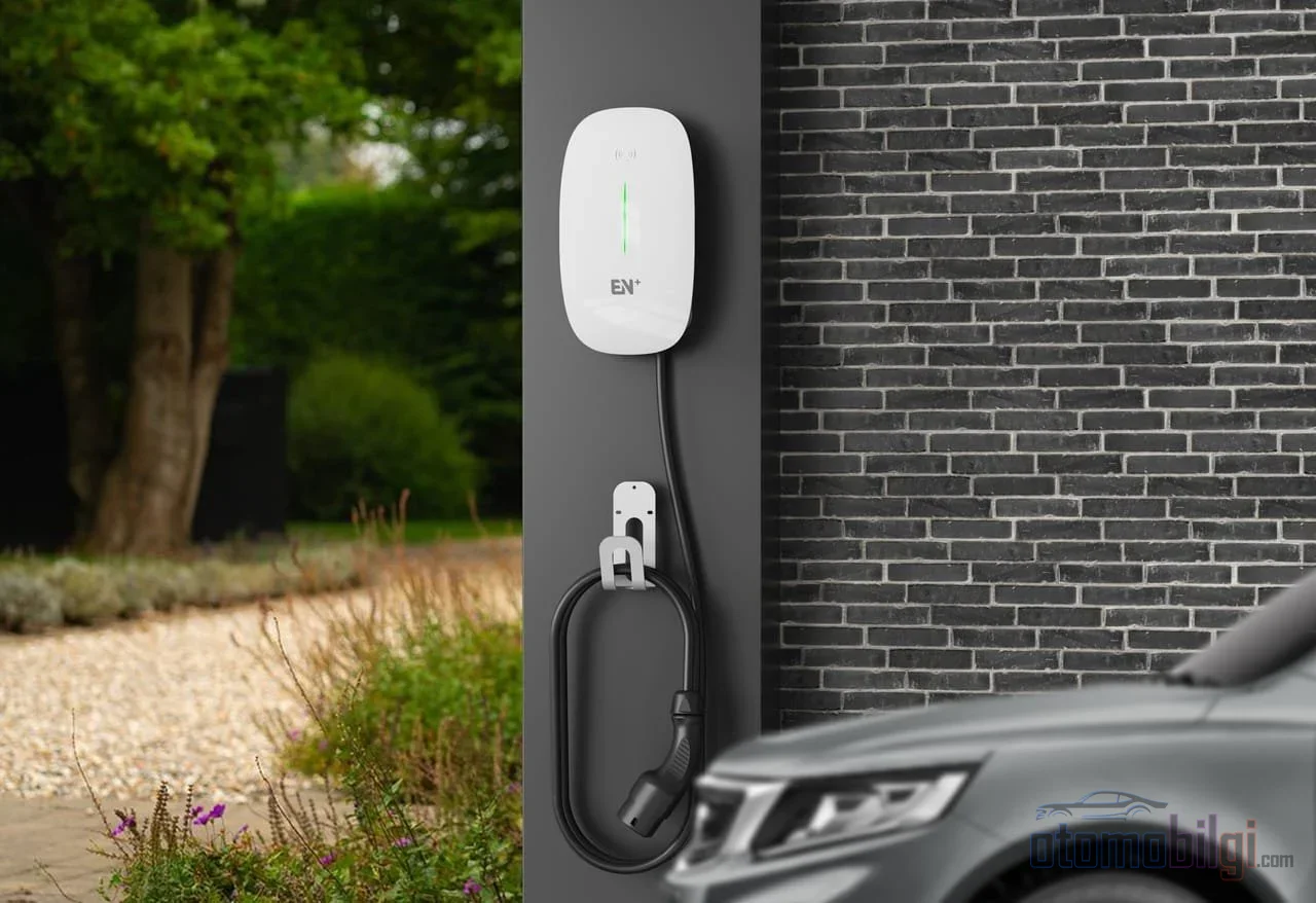 Beş adet 22 kW wallbox 110 kW talep eder; dinamik yük yönetimi bu yükü abonelik gücünü artırmadan karşılamayı mümkün kılar.