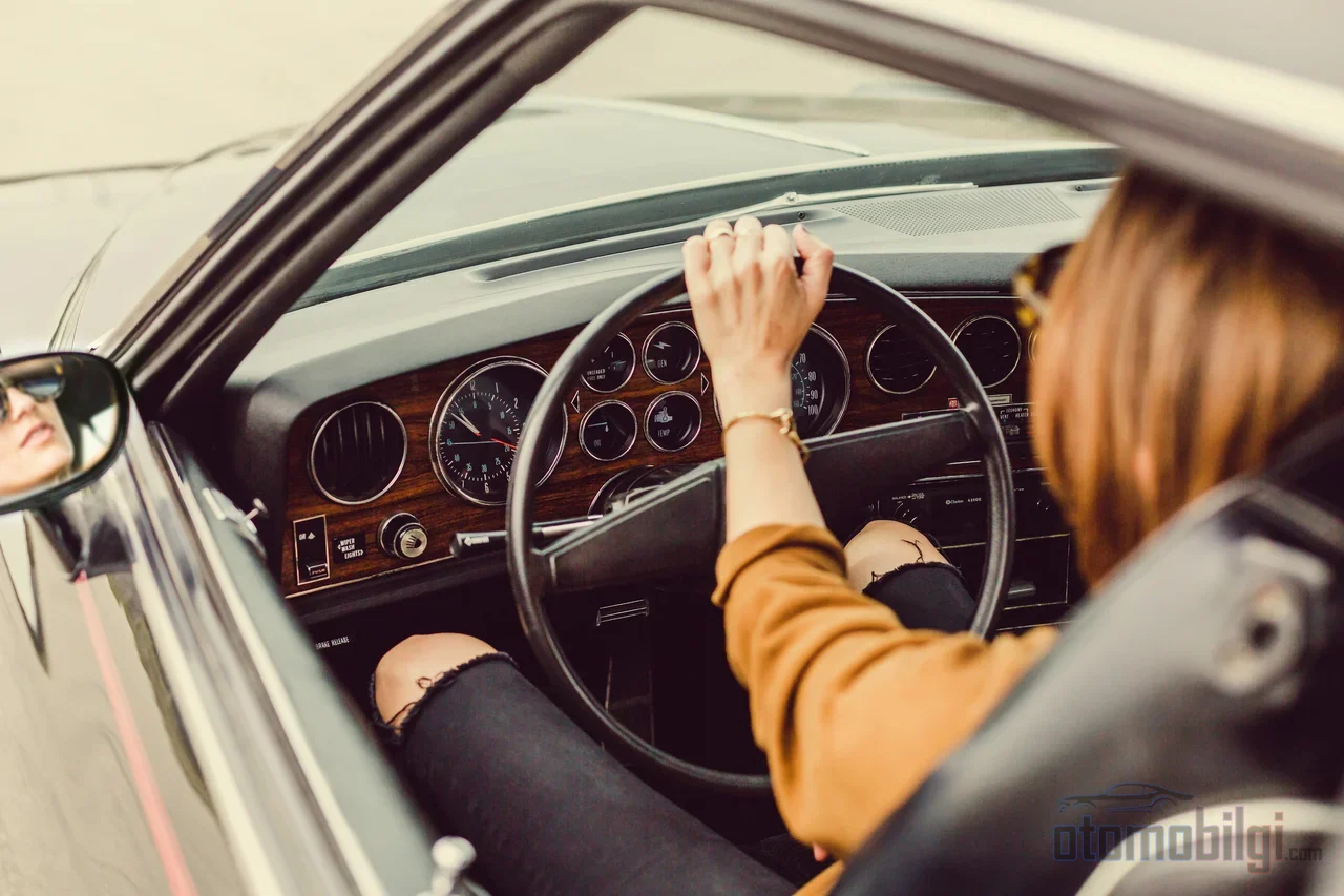 On a test drive, the buyer should never be allowed to go out with the car alone; checking the driver's license of the person who will take the wheel is the first insurance of the sale.
