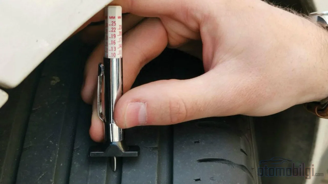 Muayeneden geçmek için 1,6 mm yeterli olabilir ama ıslak zeminde güvenle durabilmek için yaz lastiğinde en az 3 mm diş derinliği şart.