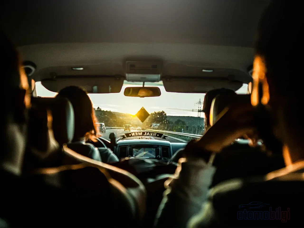 Traffic insurance pays for the other party's damages, but covering the damage to the at-fault driver's own vehicle is the job of comprehensive insurance alone.
