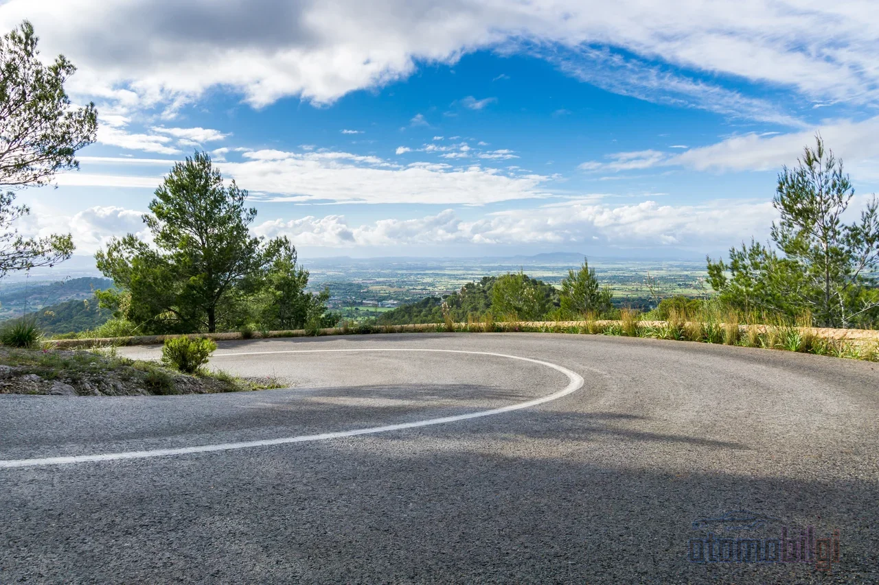 The adaptive speed limiter, which reduces speed before the road begins to curve, is a predictive system that reads signs with a camera and processes curve data from the navigation map in advance.
