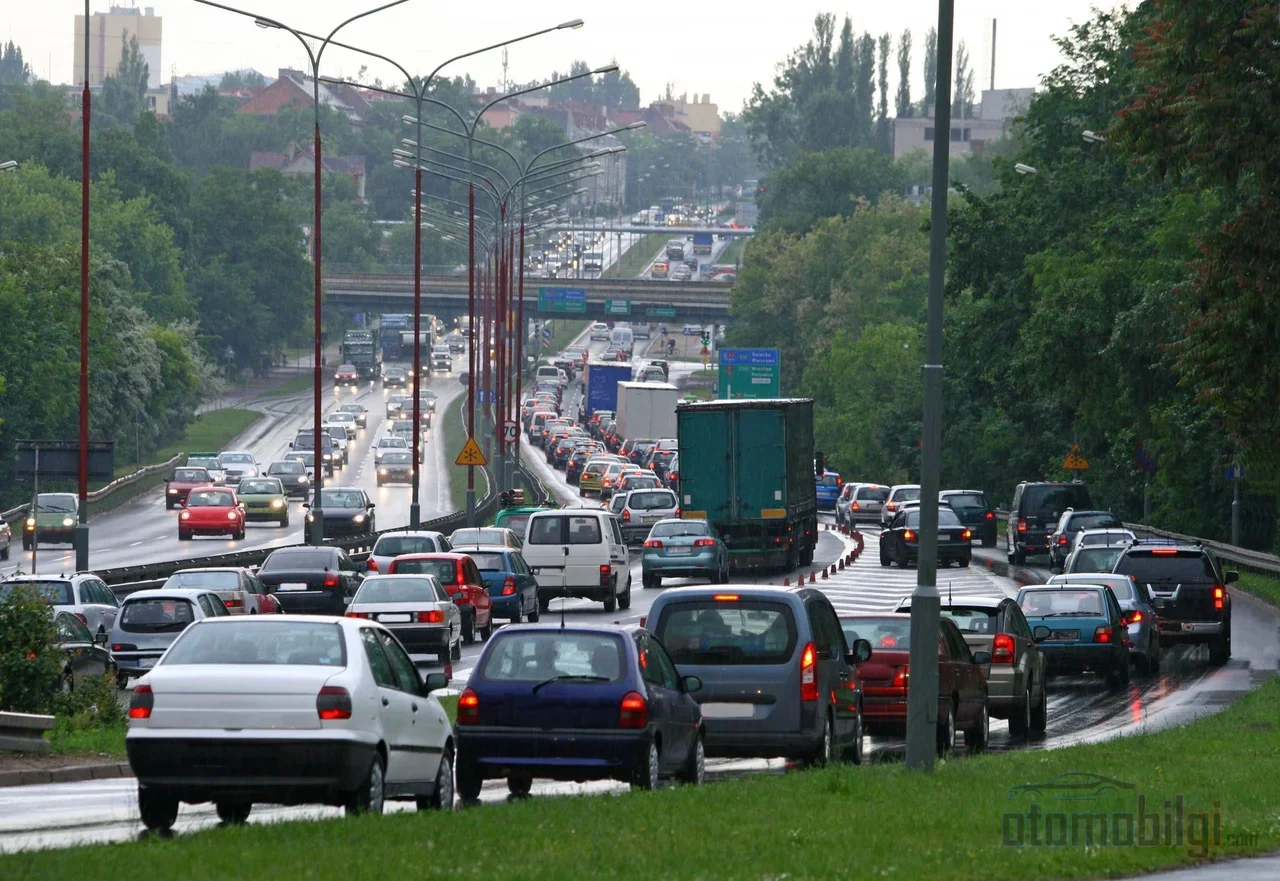 Dur-kalk trafiğinde saatlerce pedala ezilen ayak yerine, radar ve kameralarla hem freni hem direksiyonu devralan bir asistan artık arabanın standardı oluyor.