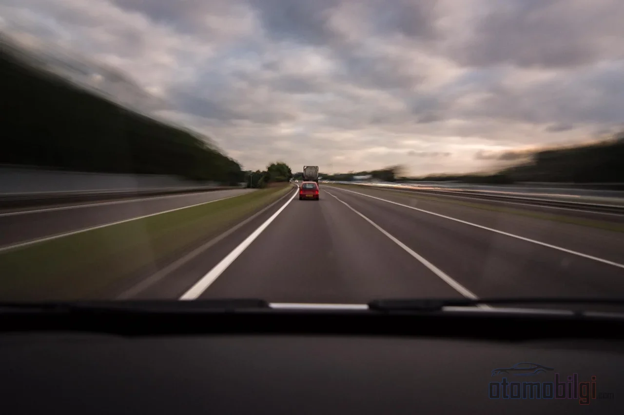 Ibrido in autostrada: consuma meno a 110 o a 130?