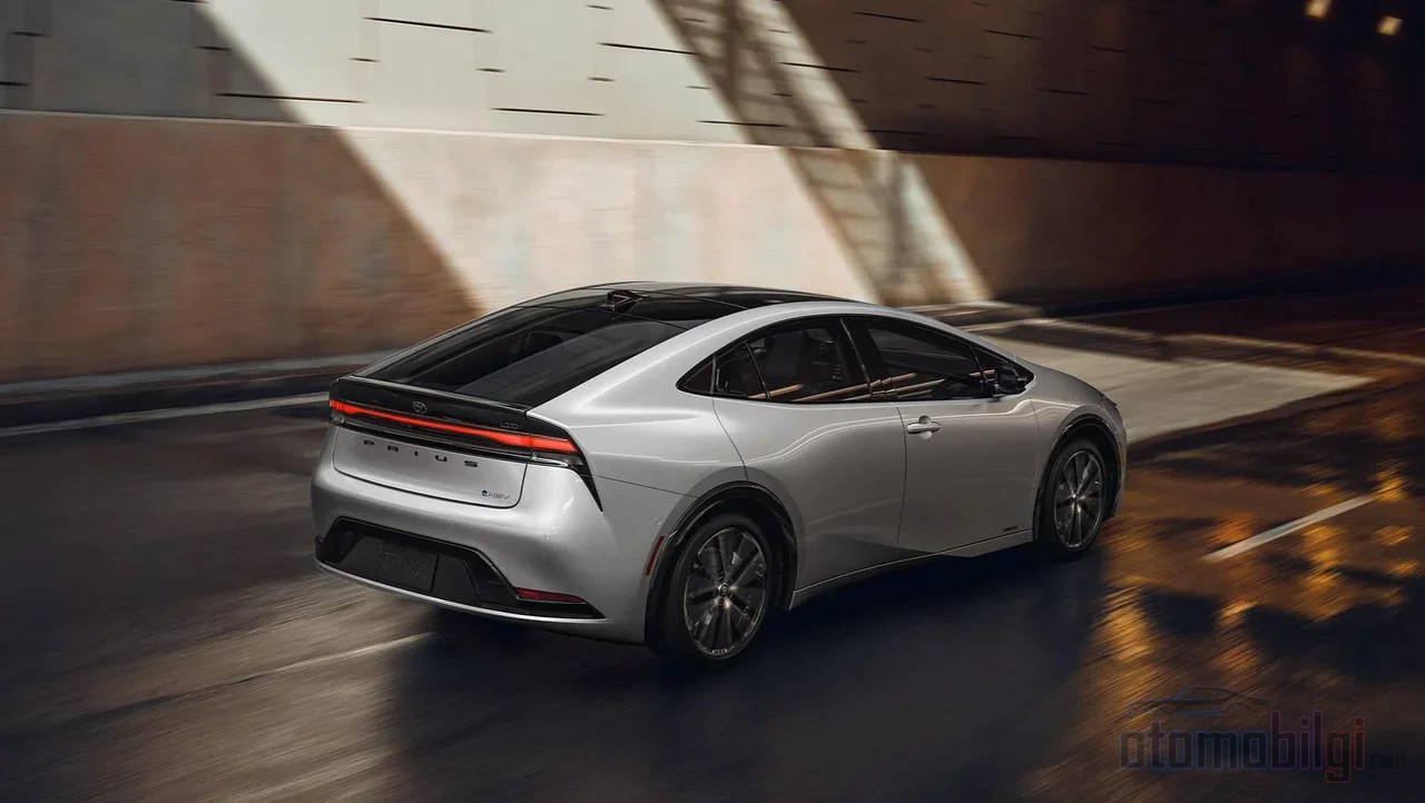 Stop-and-go city traffic is a hybrid's best friend; frequent braking allows it to recover energy and reduces consumption by an average of 58%.