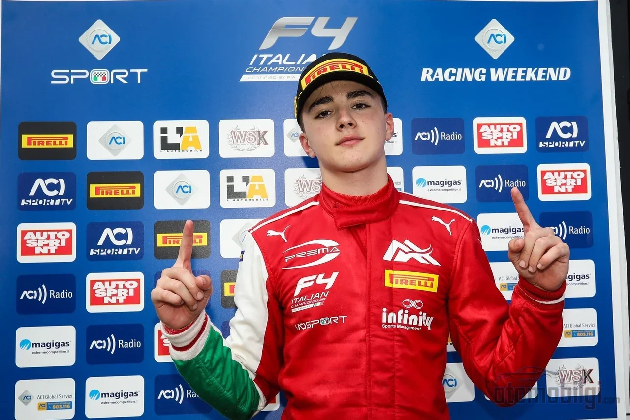 16 yaşında bir Türk lisesi öğrencisi olan Alp Aksoy, Ferrari Driver Academy kapılarını açan ilk Türkiye'li pilot olarak motosporlarında yeni bir dönemin habercisi.